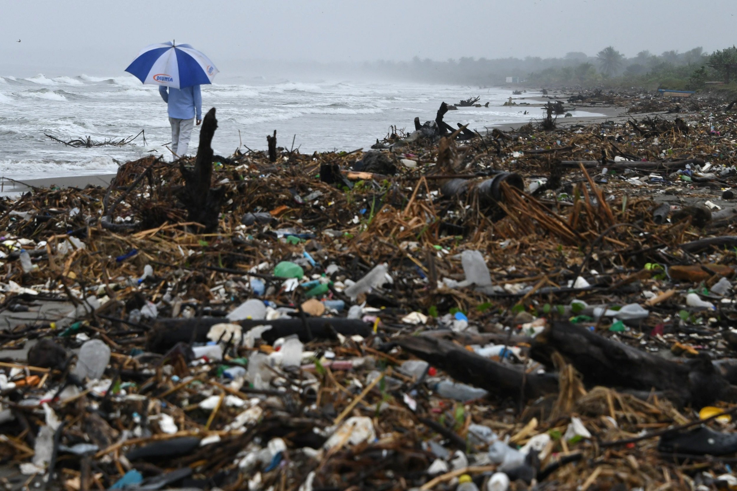 Остров из мусора в океане фото