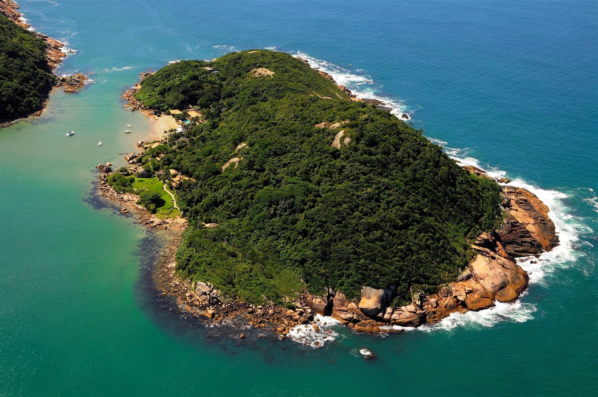 Остров змей фото. Змеиный остров Кеймада-Гранди Бразилия. Остров Кайман Гранди. Змеиный остров, Сан-Паулу, Бразилия.