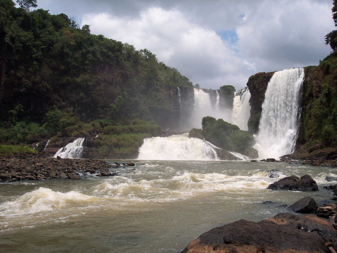 Парагвай это. Сальтос-дель-мондай Парагвай. Парагвай река Парана. Асунсьон река Парагвай. Водопады Игуасу Парагвай.