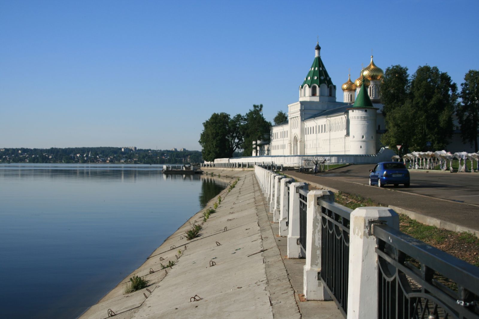 Набережная реки Волга Кострома