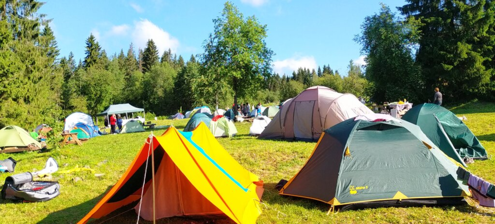 Палаточный лагерь Карелия. Поход палаточный городок Карелия. Кемпинг в Карелии с палатками Рускеала. Кемпинг лагерь Карелия.
