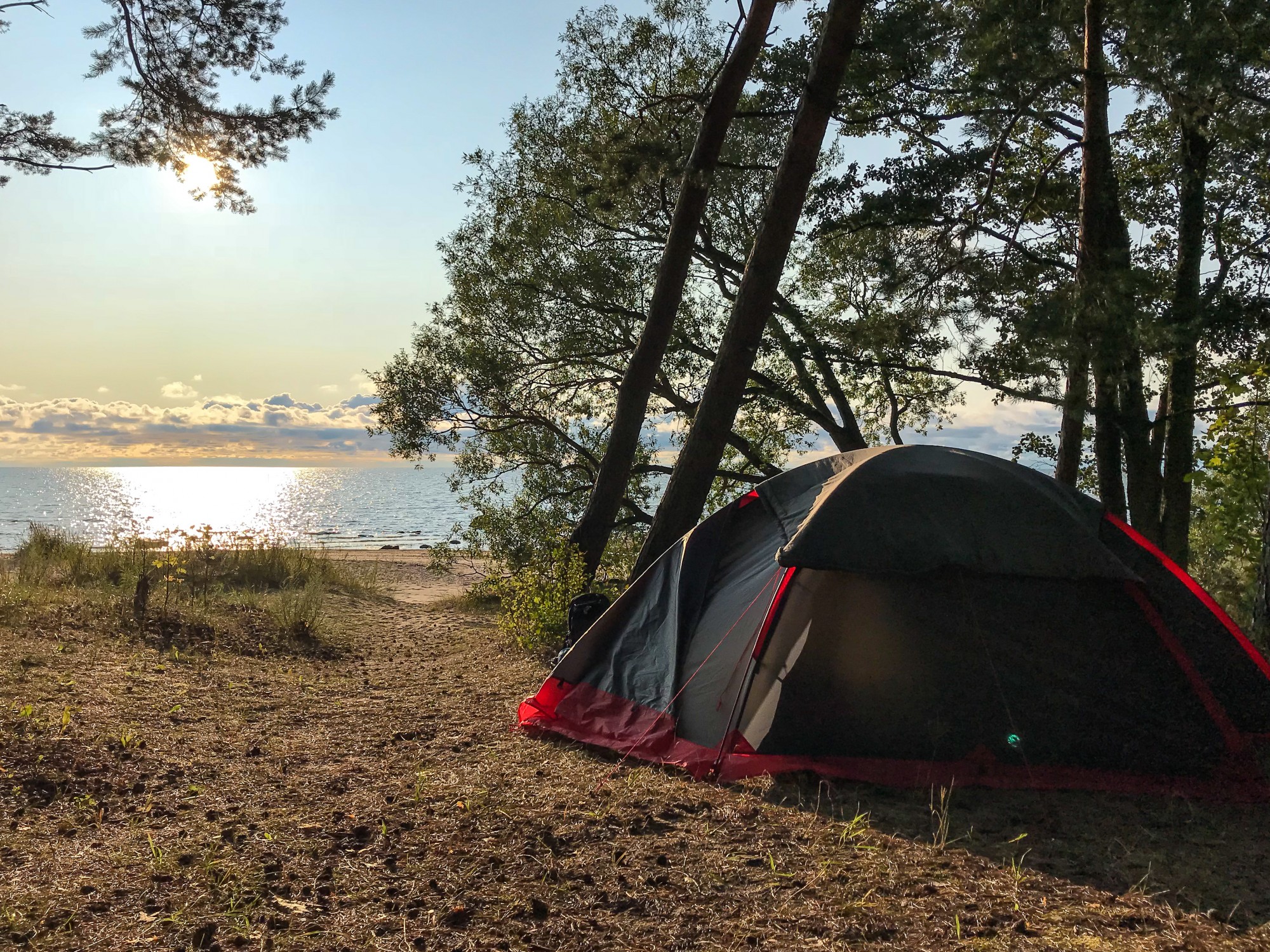 Палаточный лагерь на берегу