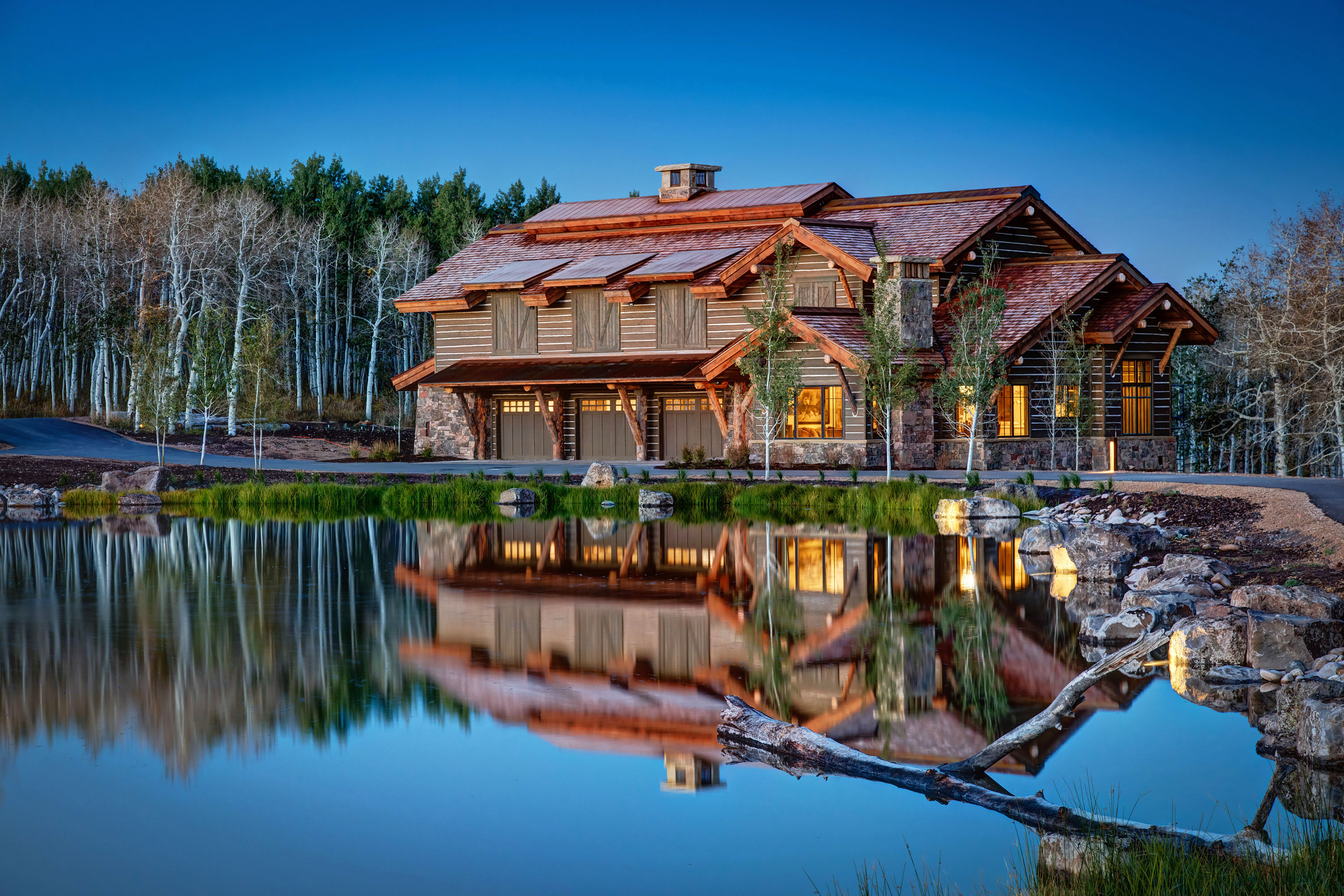 Деревянный дом у озера