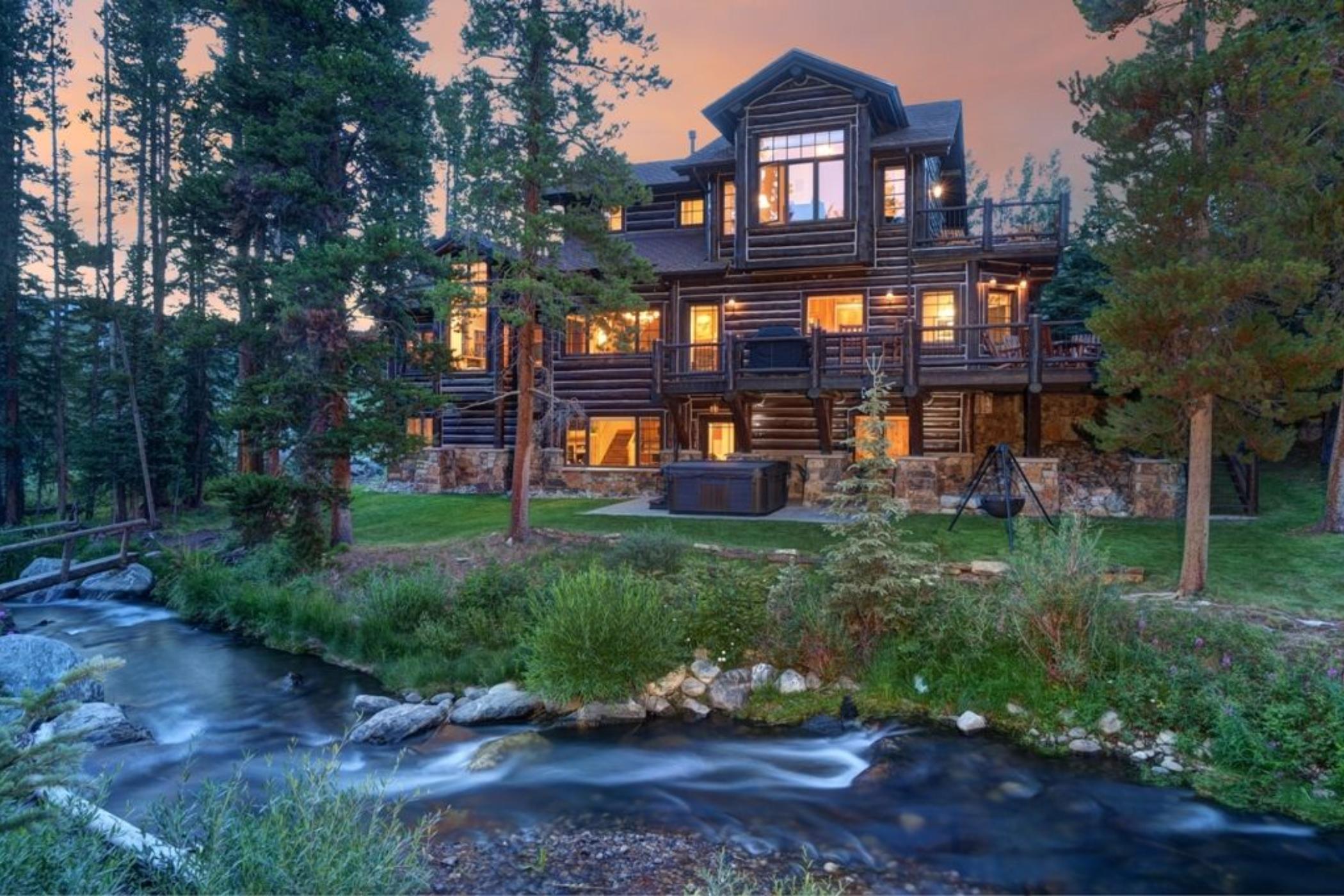 Деревянный дом на реке. Ривер Хаус река. Домик у озера. Особняк в лесу. Деревянный дом у озера.