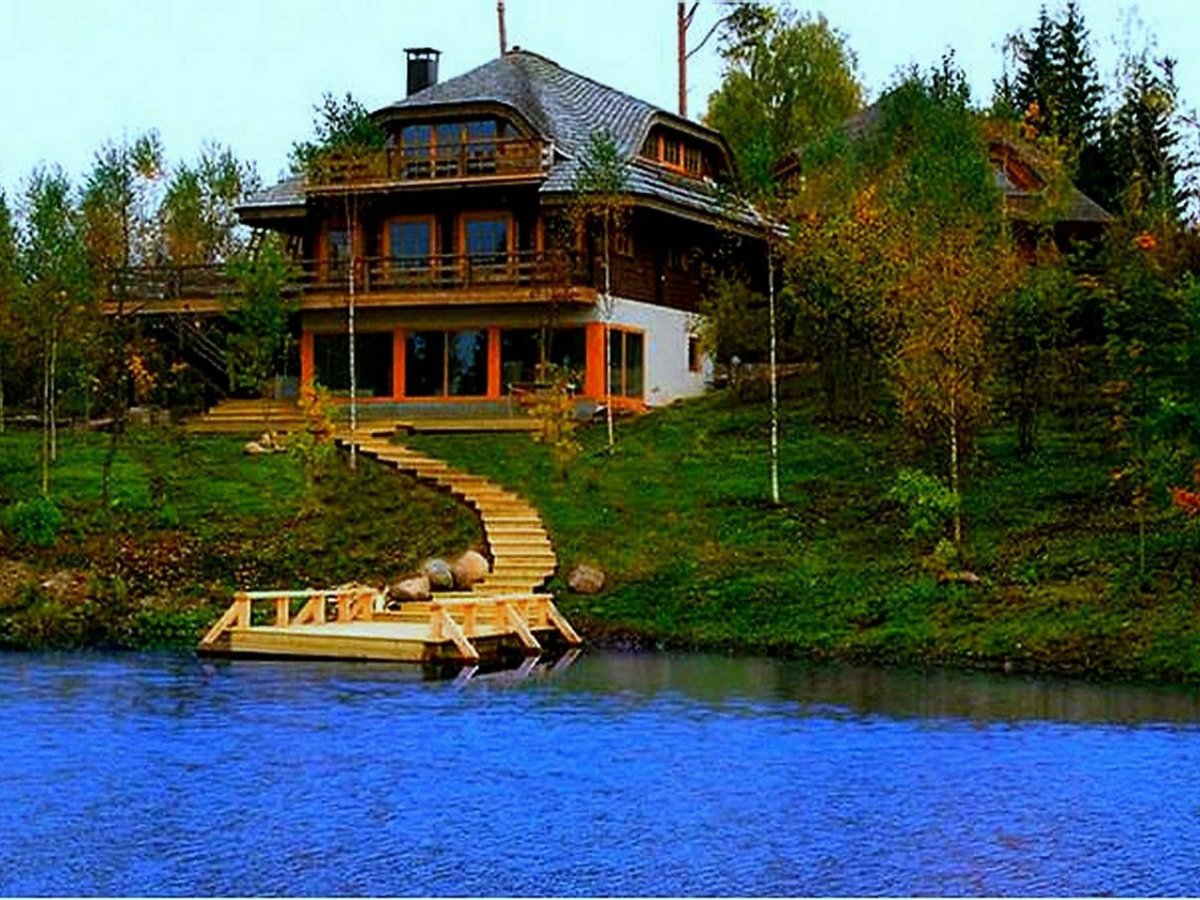 Дома у берега реки