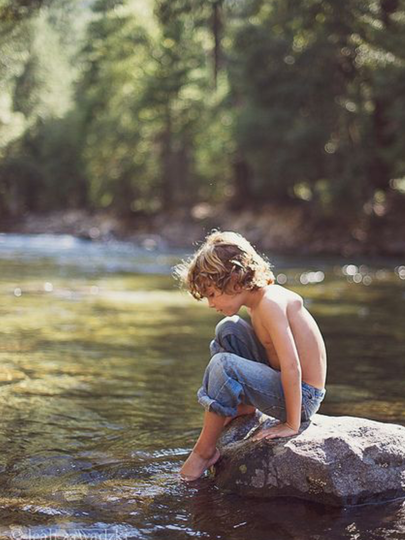 Дети на озере. На речке. Мальчик сидит на берегу. Мальчик сидит на Камне.