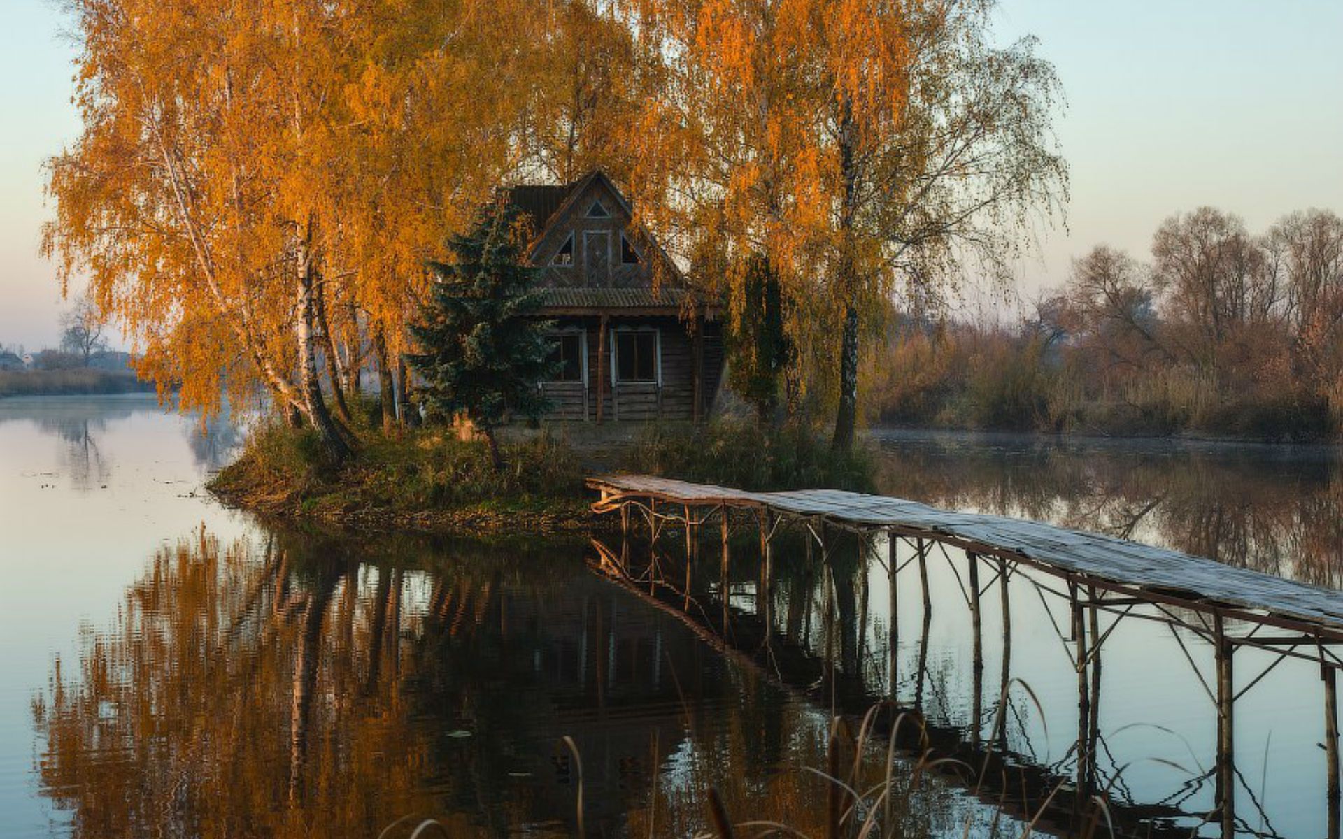 Дома у реки в россии