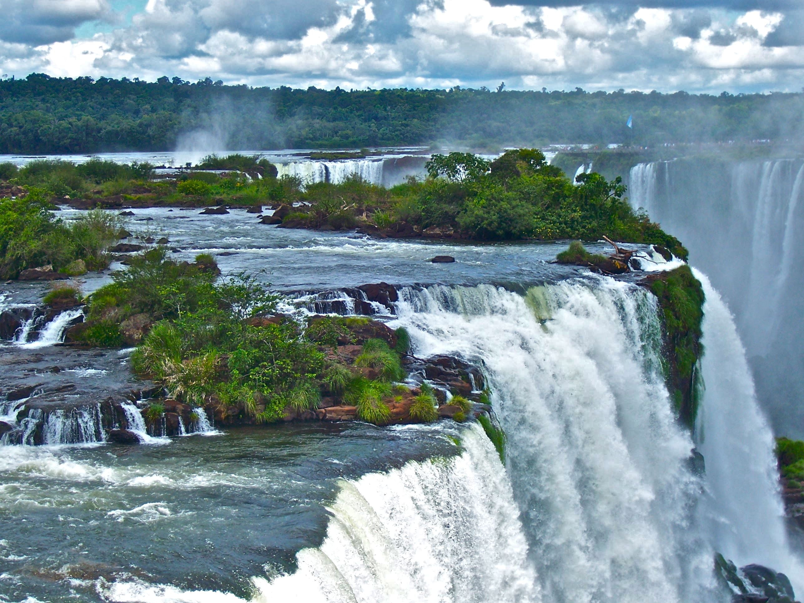Моря озера реки южной америки. Река Игуасу Бразилия. Водопады "garganta del Diablo". Водопад на Амазонке Игуасу. Водопад Игуасу на реке Парана.