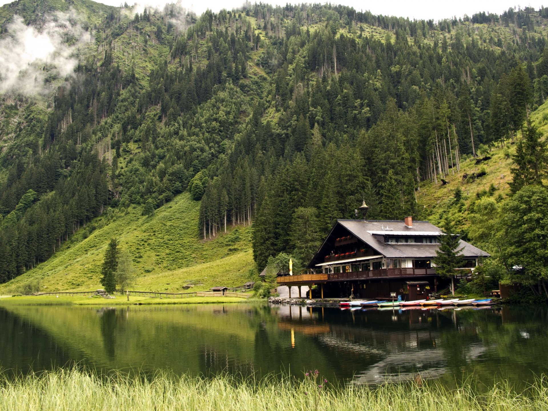 Дом озеро горы лес зеленое