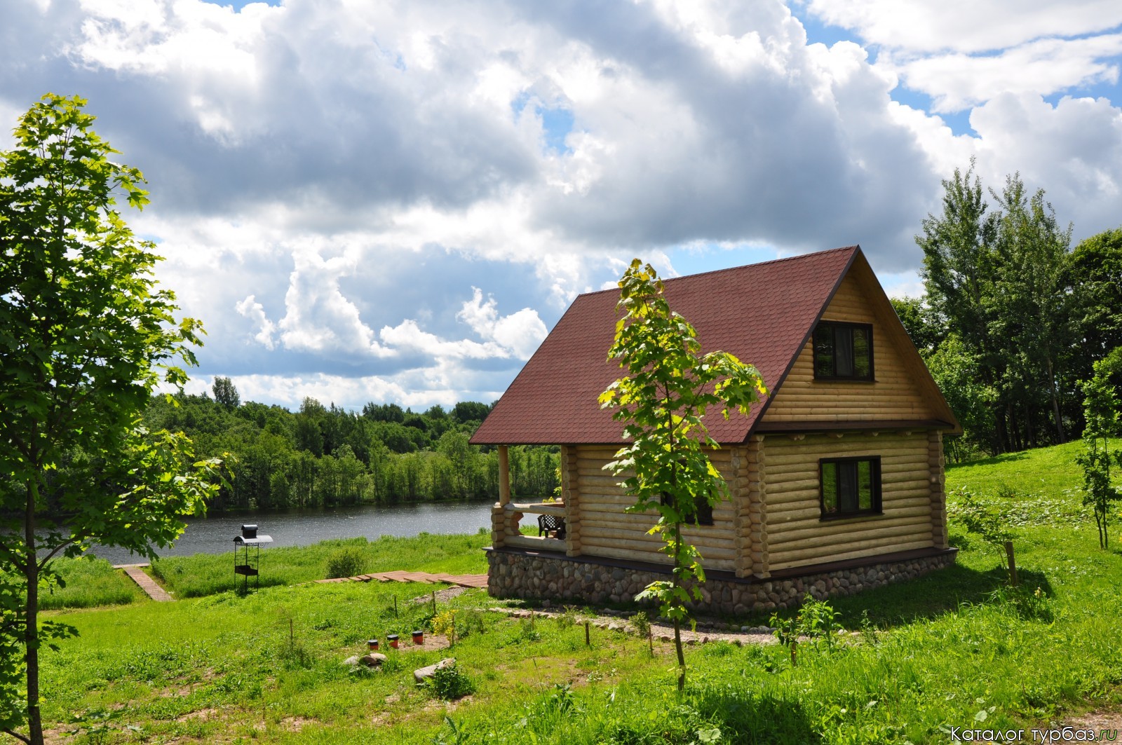 дом в деревне на берегу озера
