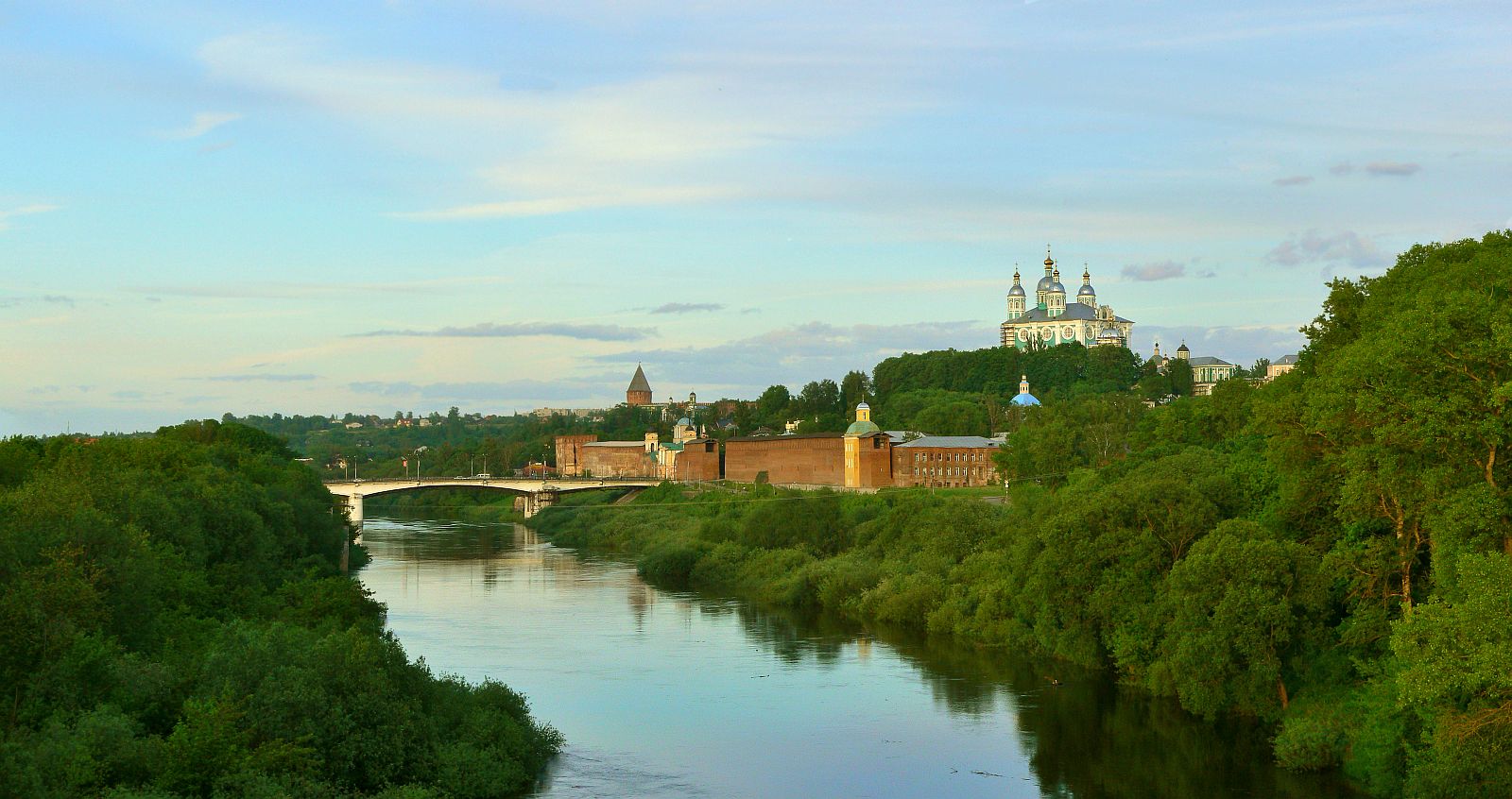 Какой город расположен на реке великой. Река Днепр Смоленск. Смоленск река в Смоленске. Берег Днепра Смоленск.