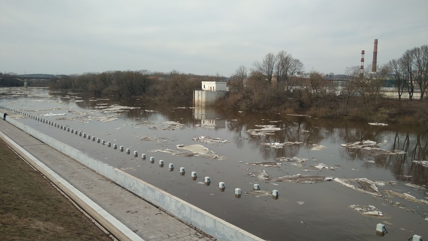 Уровень воды в днепре смоленск сегодня. Смоленск набережная Днепра. Река Днепр Смоленск. Смоленская набережная Смоленск. Разлив Днепра в Смоленске в 1994.