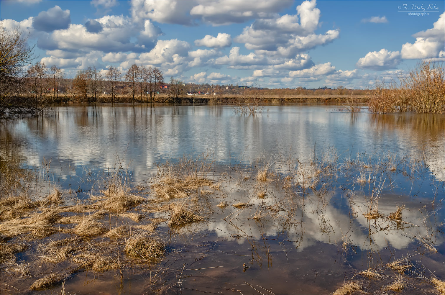 Озера разлив реки. Река Жиздра разлив. Весенний разлив реки Шерна. Разлив реки Жиздра в Калужской области.