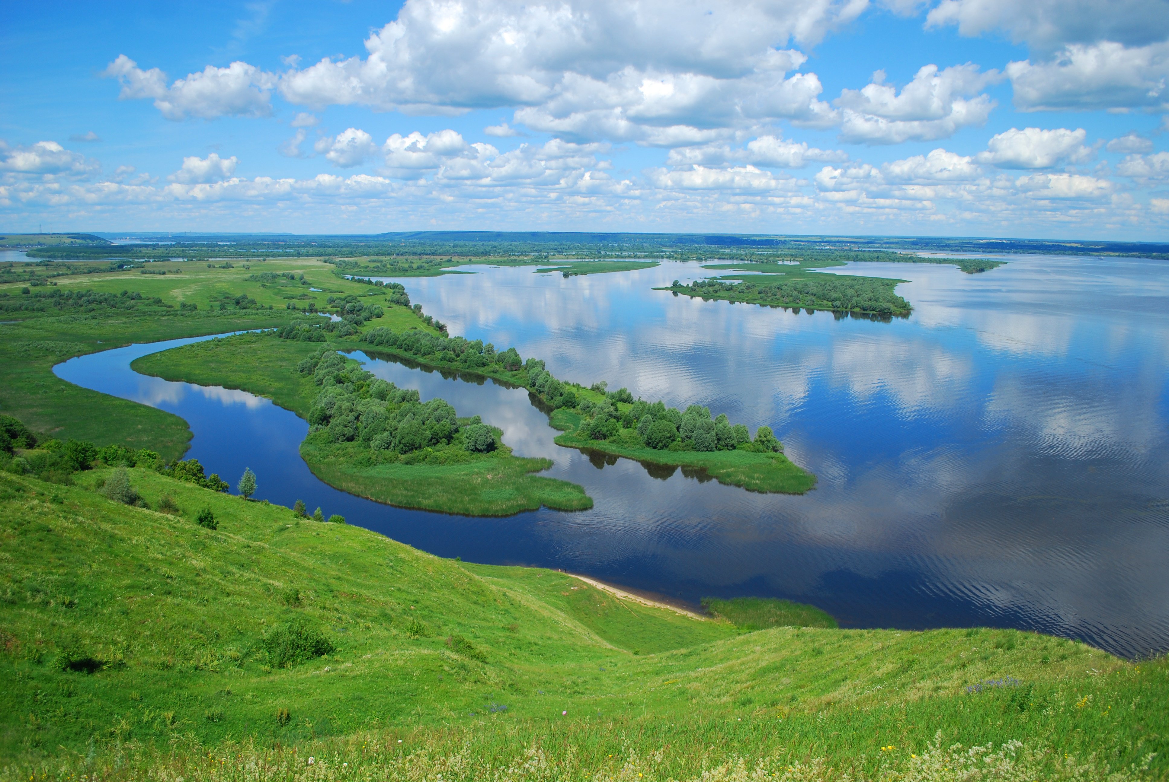 Река протекает через озеро. Белое озеро (Чувашия). Волга река. Река Волга в Чувашии. Великие реки России Волга.