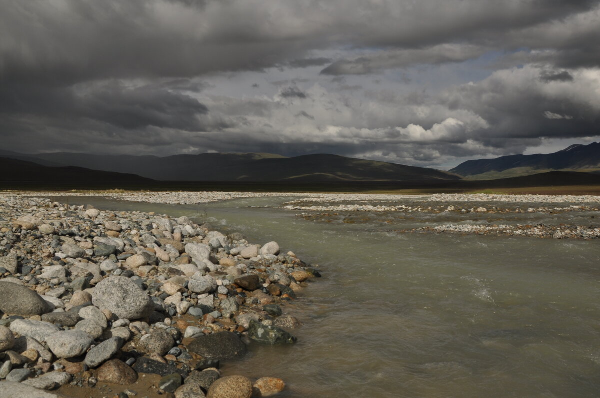 Река монголия 3. Керулен река. Река Керулен в Монголии фото. Река ероо Монголия. Речка в Монголии.