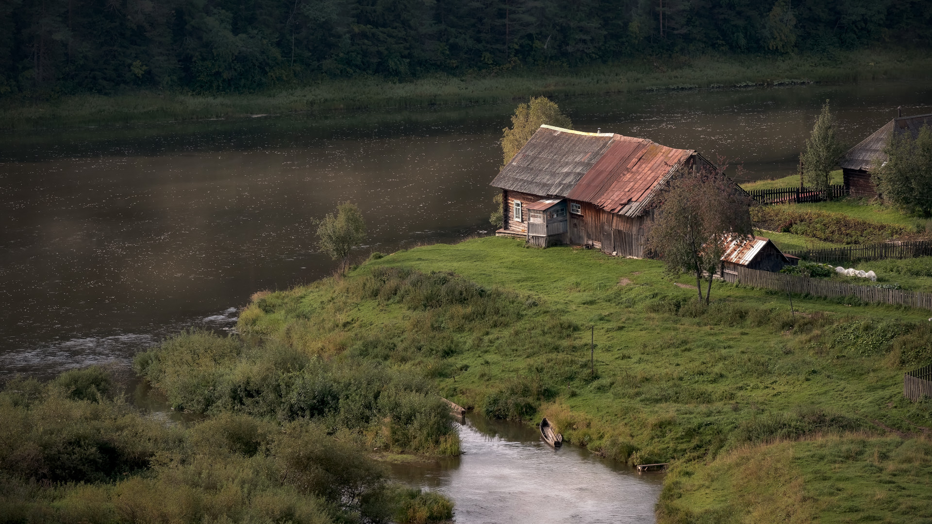 Дом в деревне возле реки