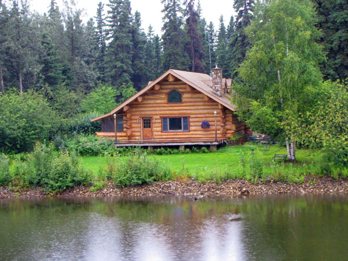 Деревянные дома на берегу реки