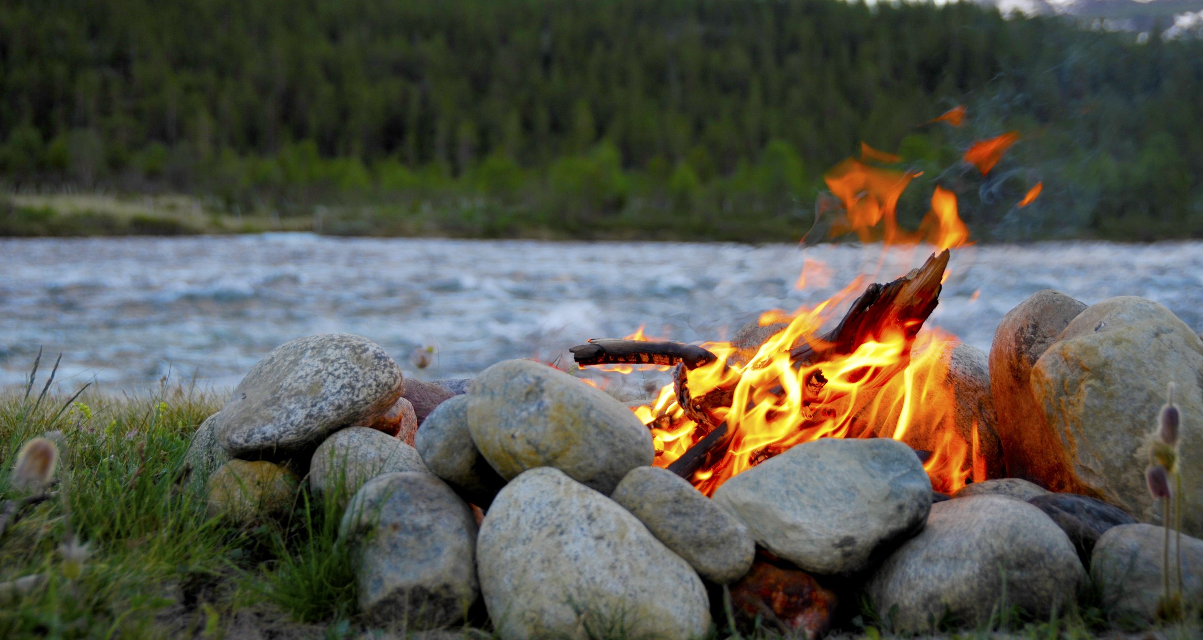 огонь у реки