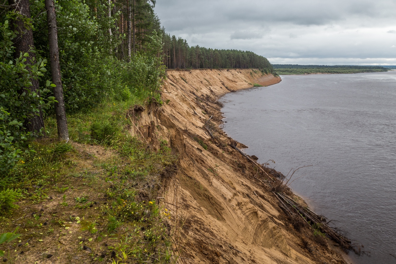 Береговые склоны. Сухона обрывистый берег реки. Северная Двина с Сухоной. Северная Двина крутой берег песочный. Рыбинское водохранилище обрывистый берег.