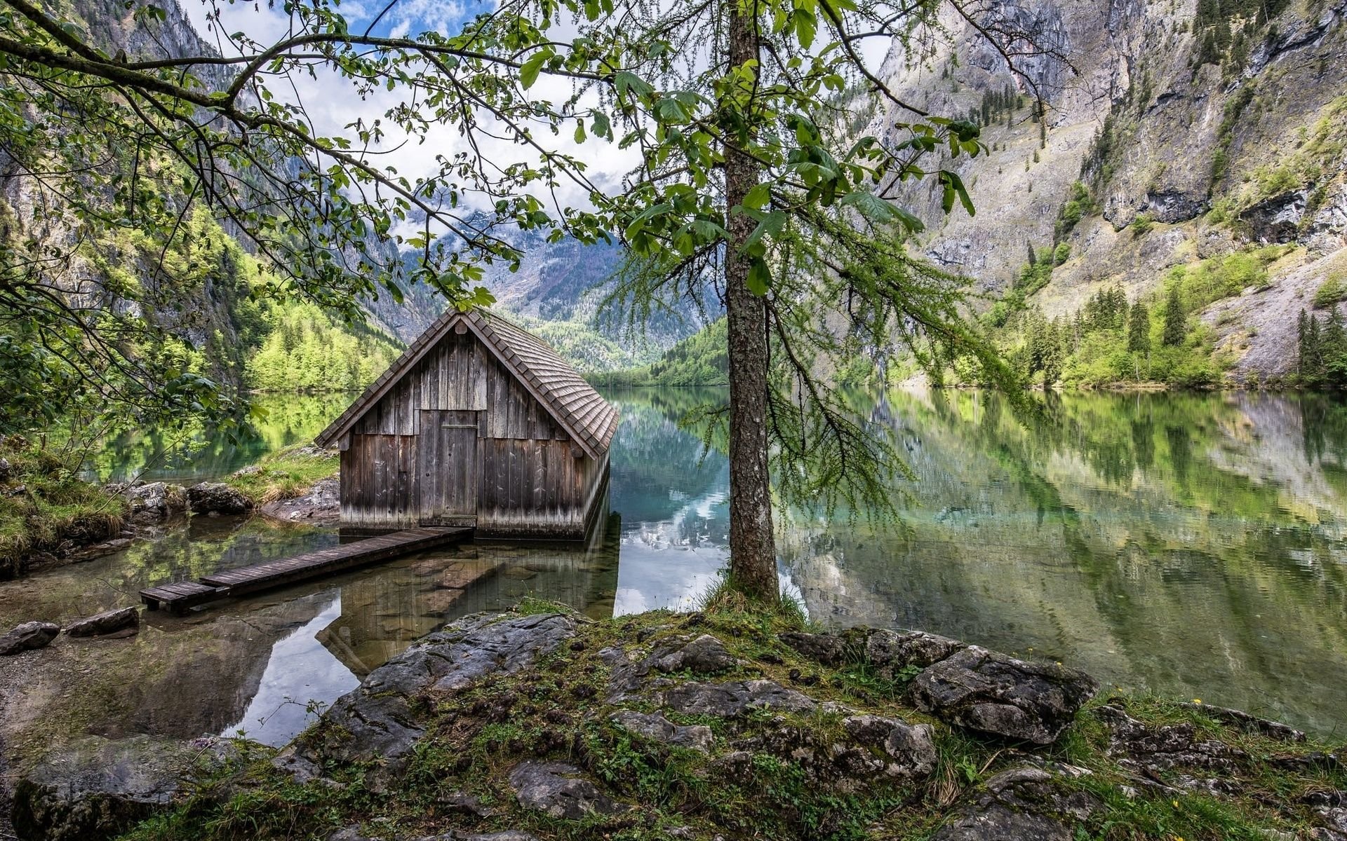 Горы домики озеро. Лес горы штат Монтана домик у озера. Рыбацкая Хижина на озере в Германии. Швейцария горный ручей горы. Горные Хижины в Норвегии.