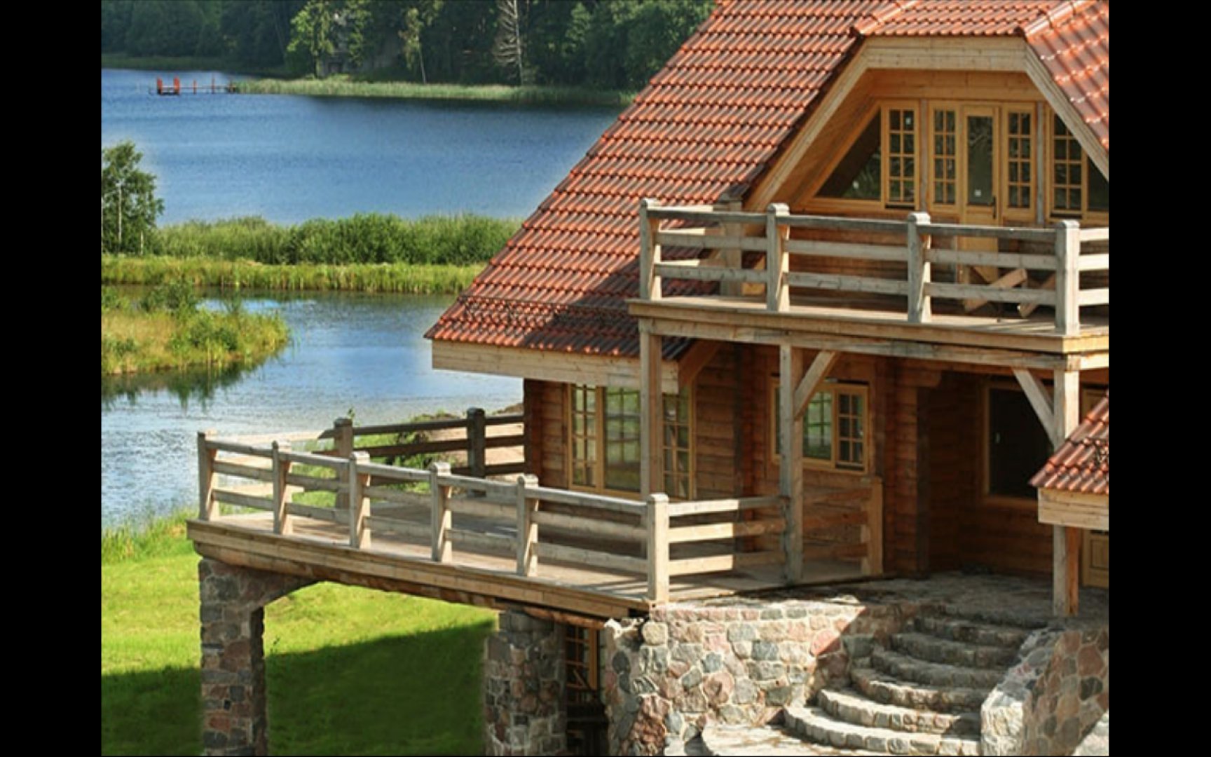деревянный дом на берегу озера