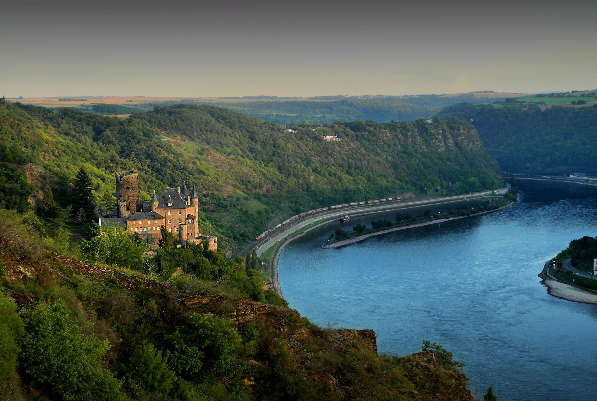 Река мозель приток. Река Саар Германия. Долина Рейна в Германии. Река Рейн в Германии. Рейнланд-Пфальц Долина Рейна.