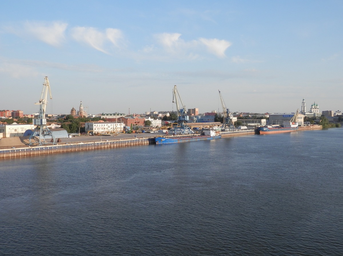 Река Волга Астрахань грузовой порт