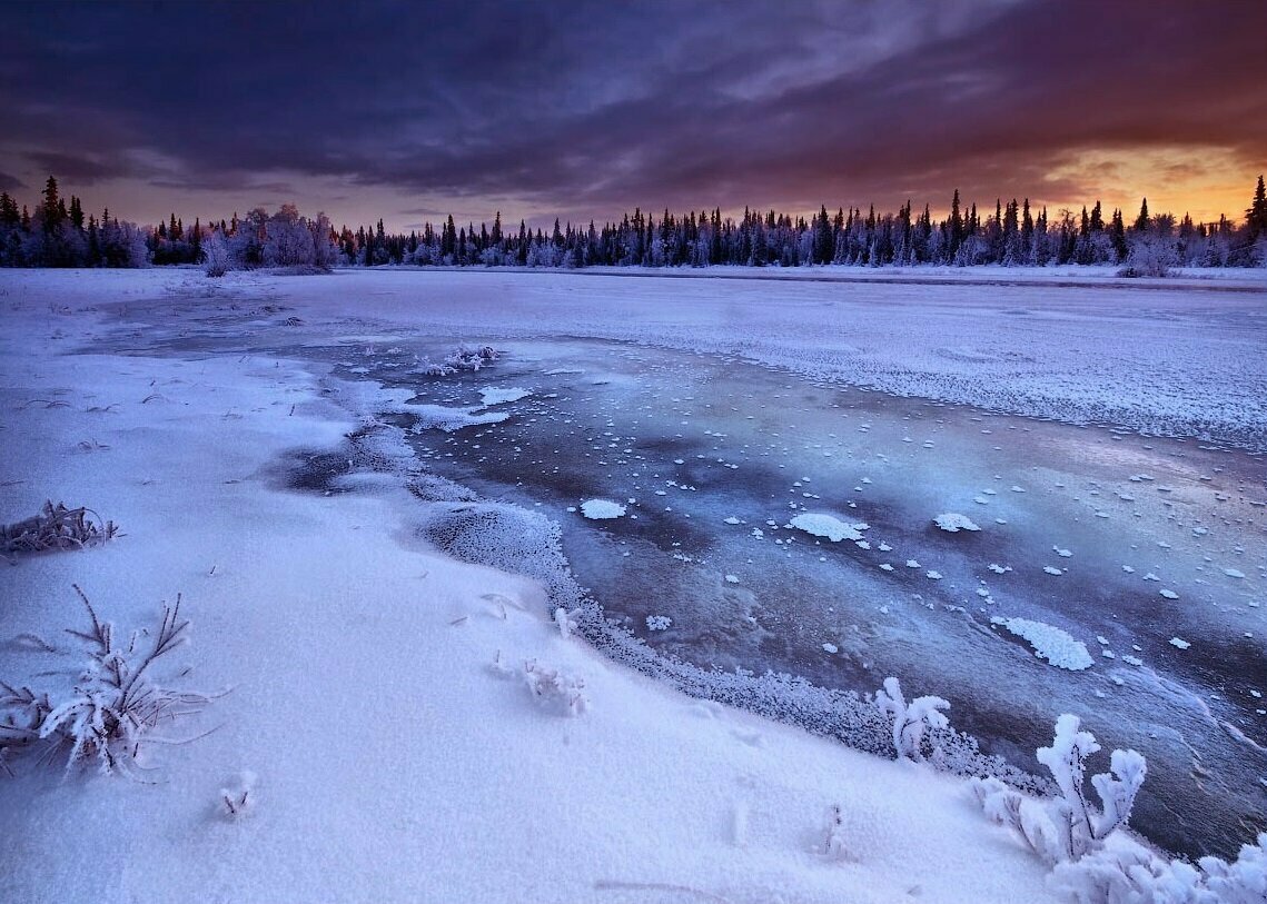 Зимняя замерзшая река