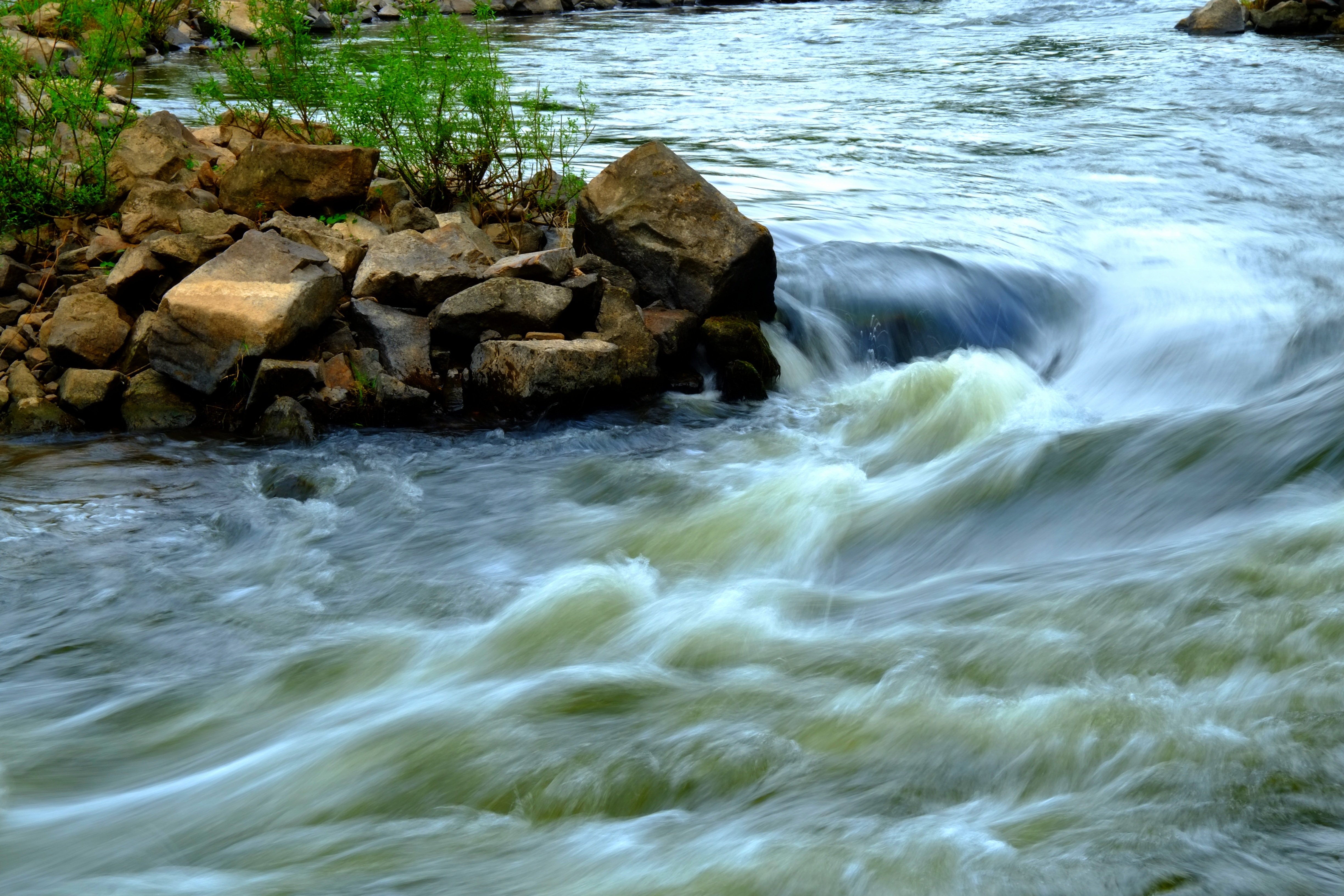 Она сильная река. В течении реки. Бурная вода. Течение воды. Река с быстрым течением.