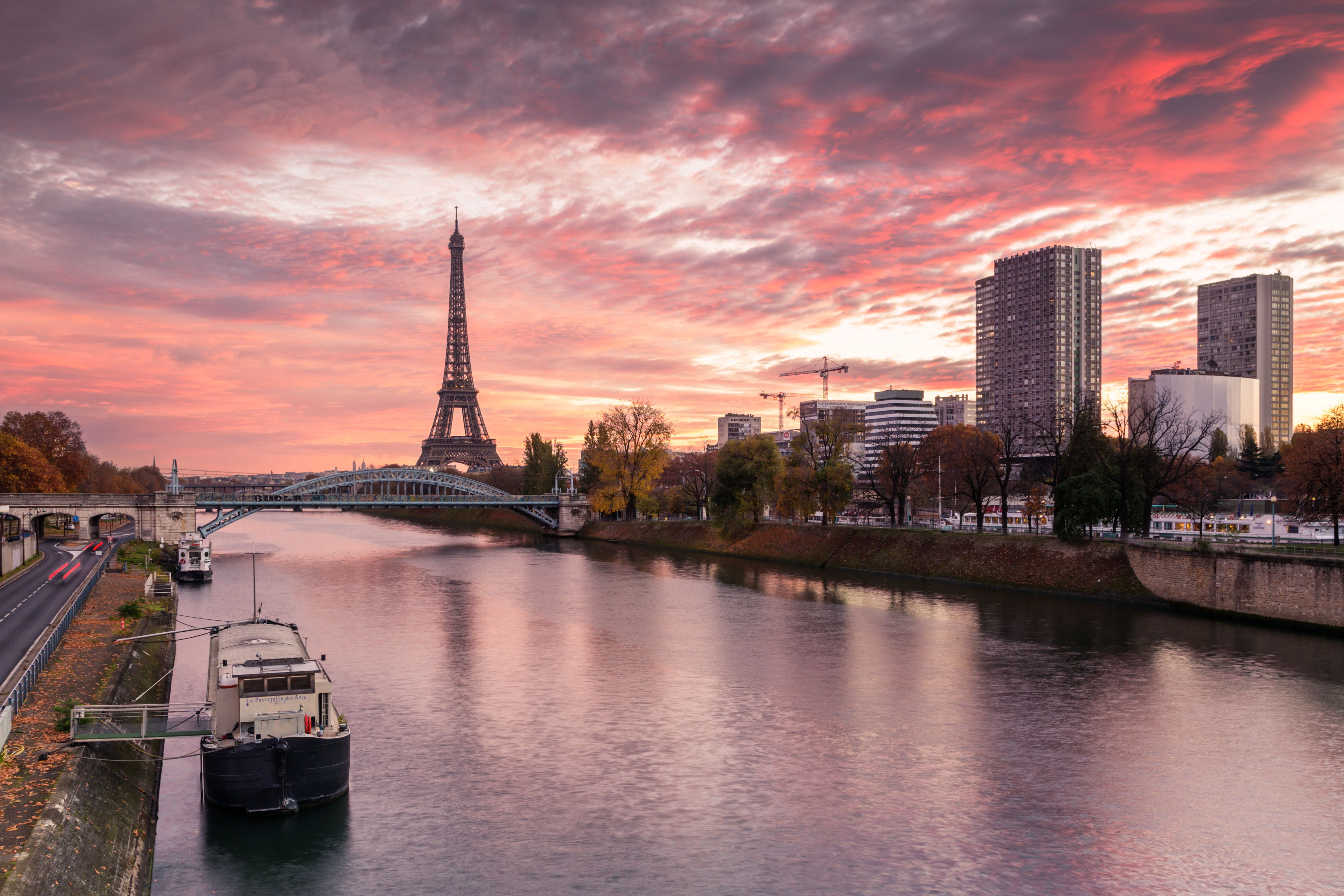 Назовите самую длинную реку франции. Река сена в Париже. Река сена во Франции. Достопримечательности Франции. Река сена. Эйфелева башня река сена.