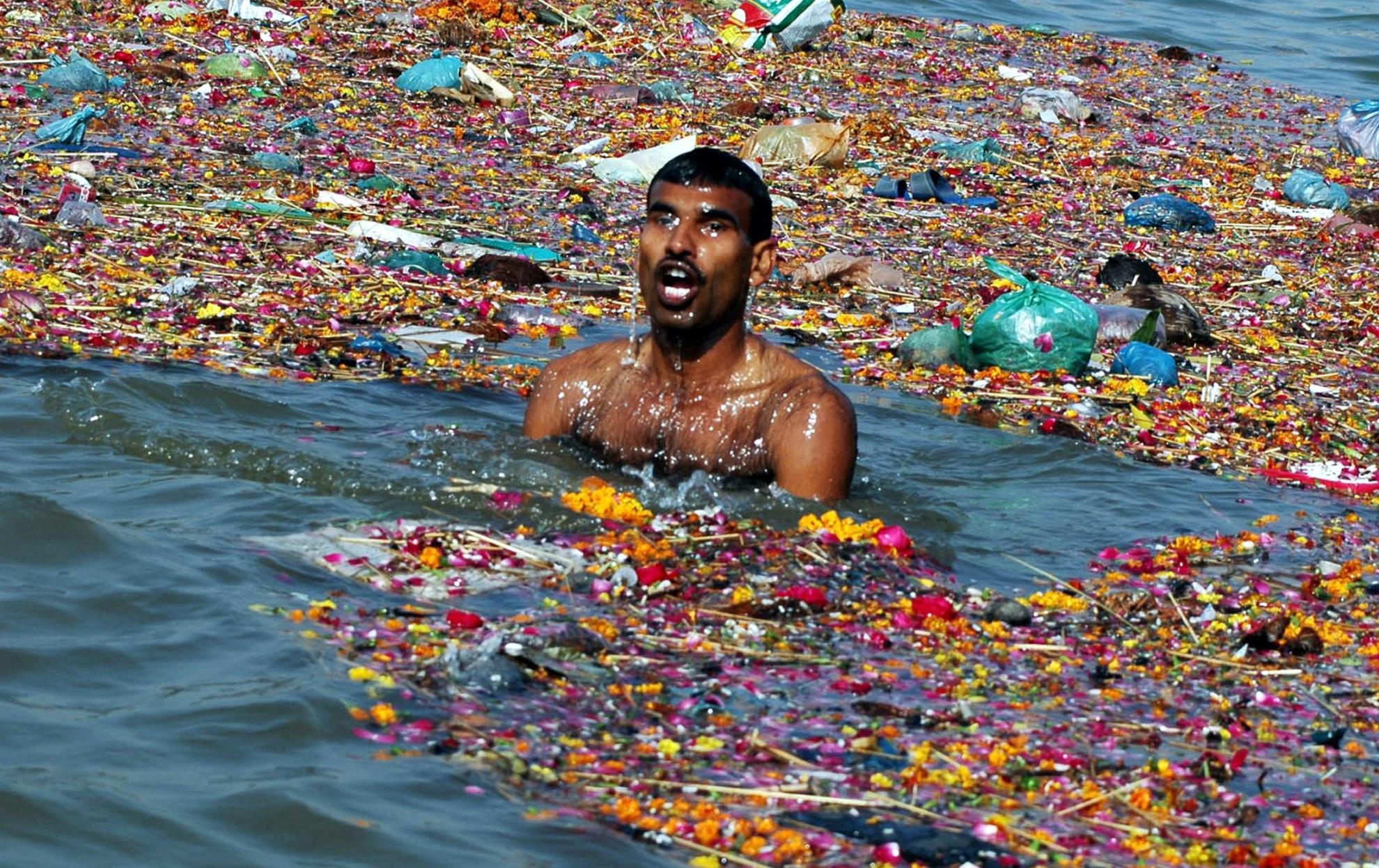 Насколько грязно. Река ганг в Индии загрязнения. Самая грязная река в Индии.