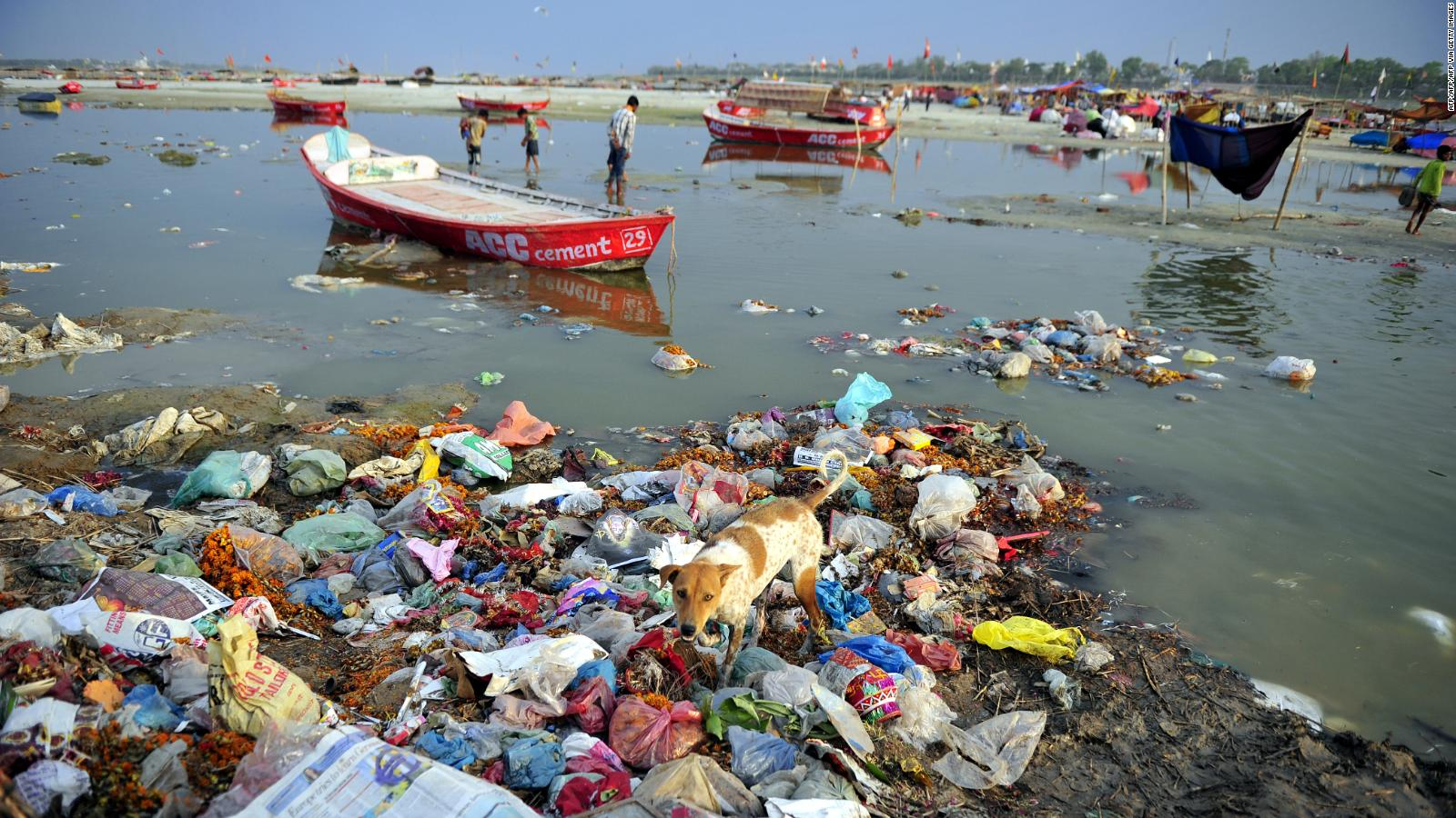 Идти в грязной воде. Река в Индии ганг самая грязная. Река ганг в Индии загрязнения. Ганг самая грязная река в мире.