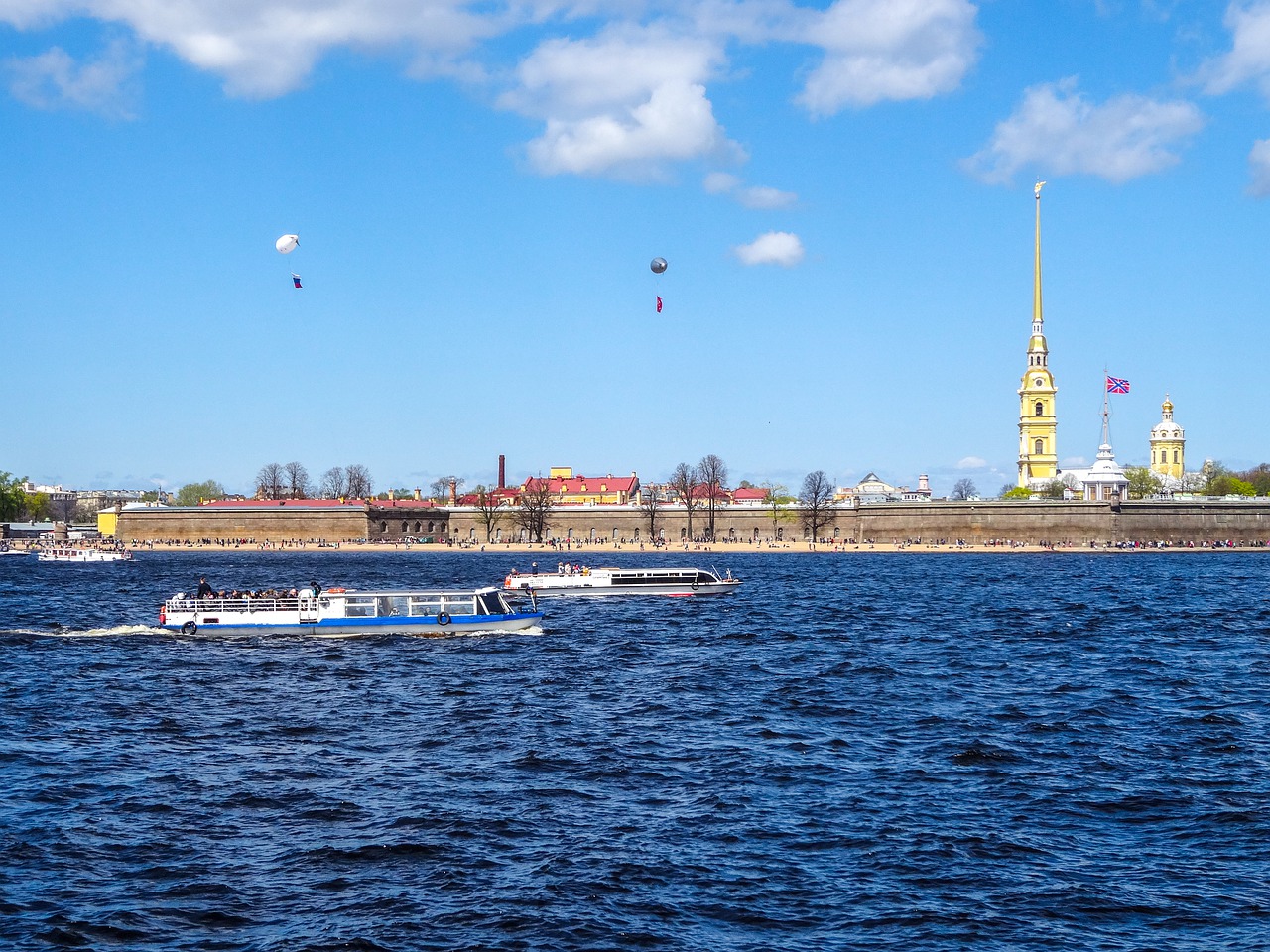 Река Нева в Санкт-Петербурге вид на Петропавловку