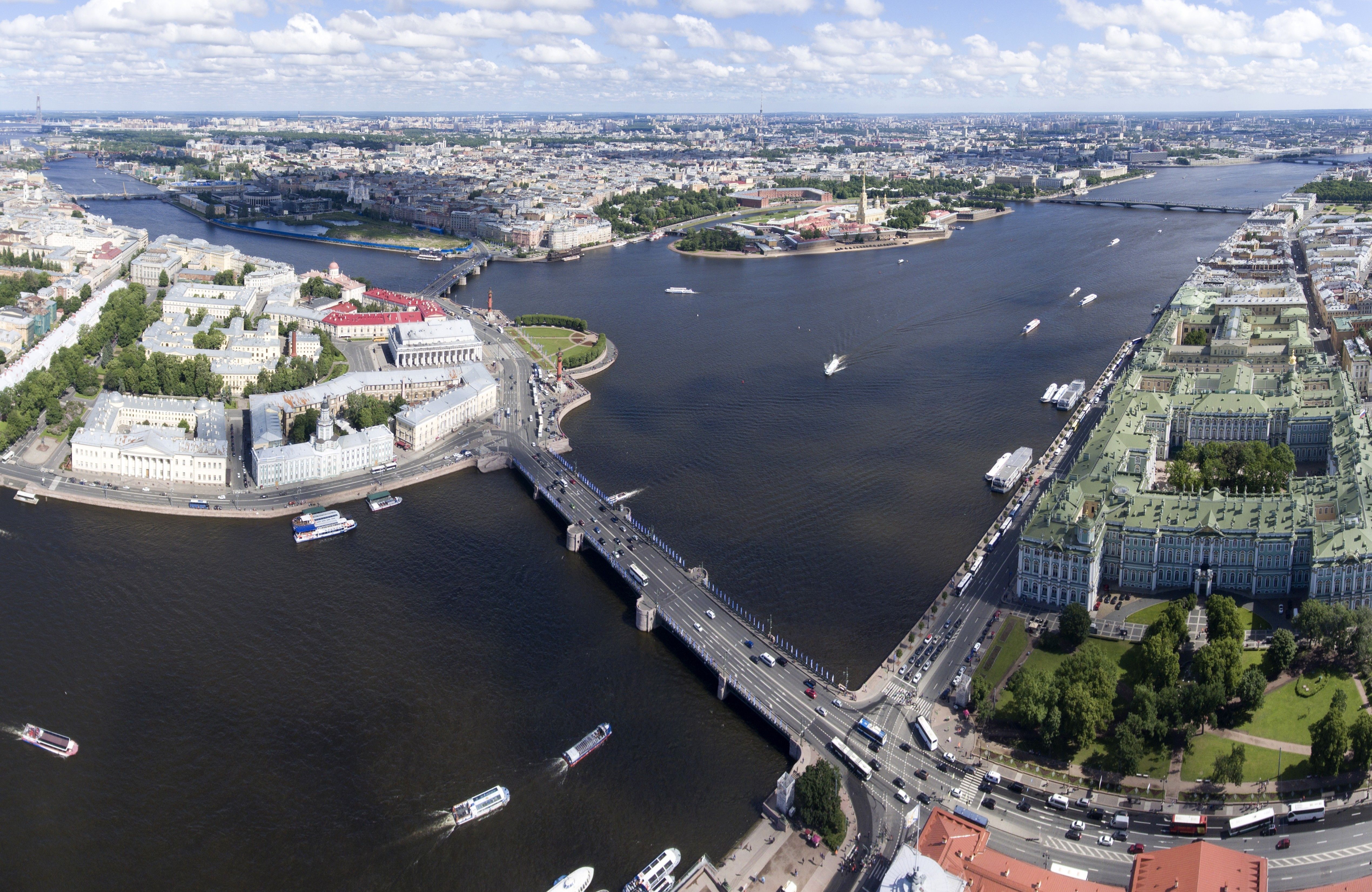 Мост на васильевский остров. Река малая Невка в Санкт-Петербурге.
