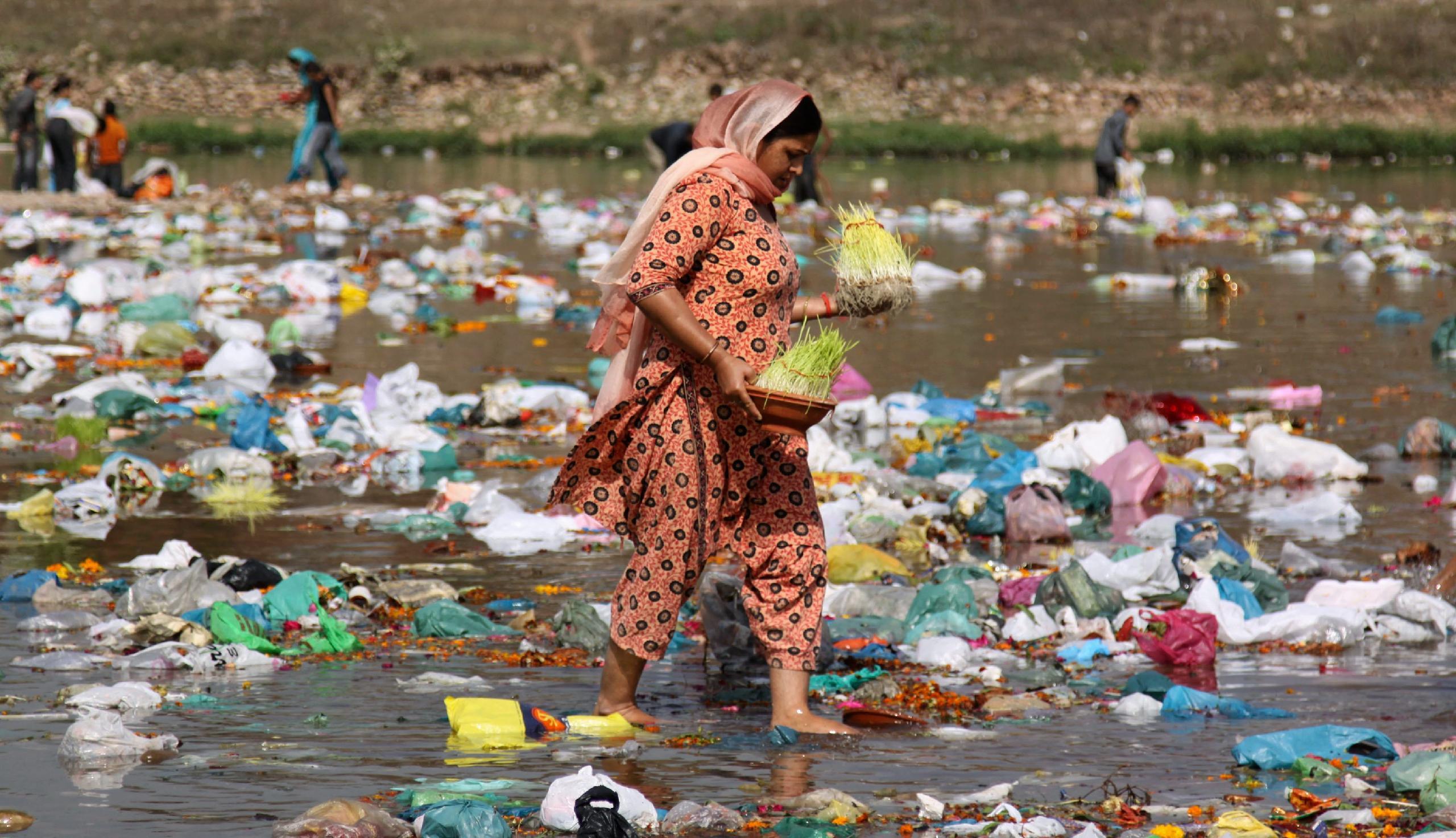 Основные проблемы индии. Река в Индии ганг самая грязная. Индия река ганг загрязненность.
