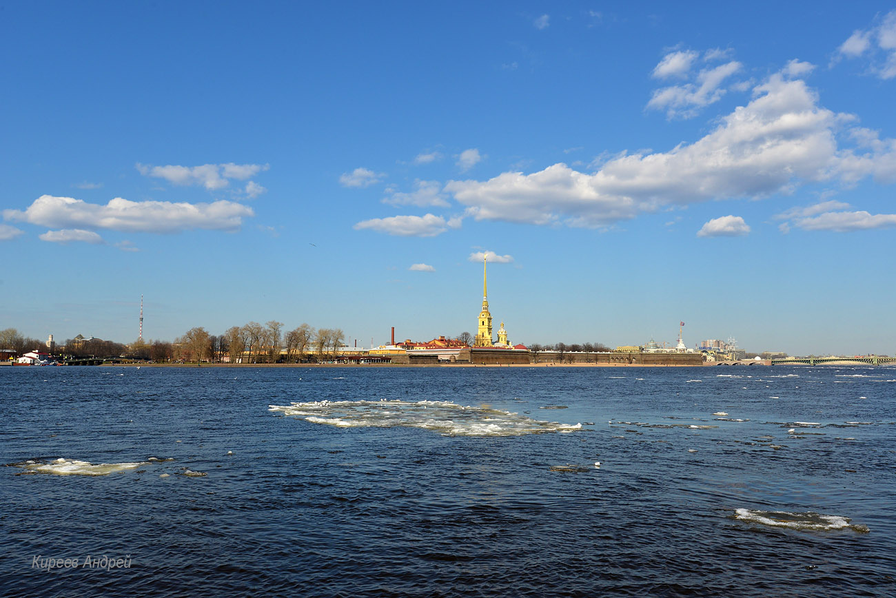 Петербург расположен на реке неве. Ледоход на реке Неве.