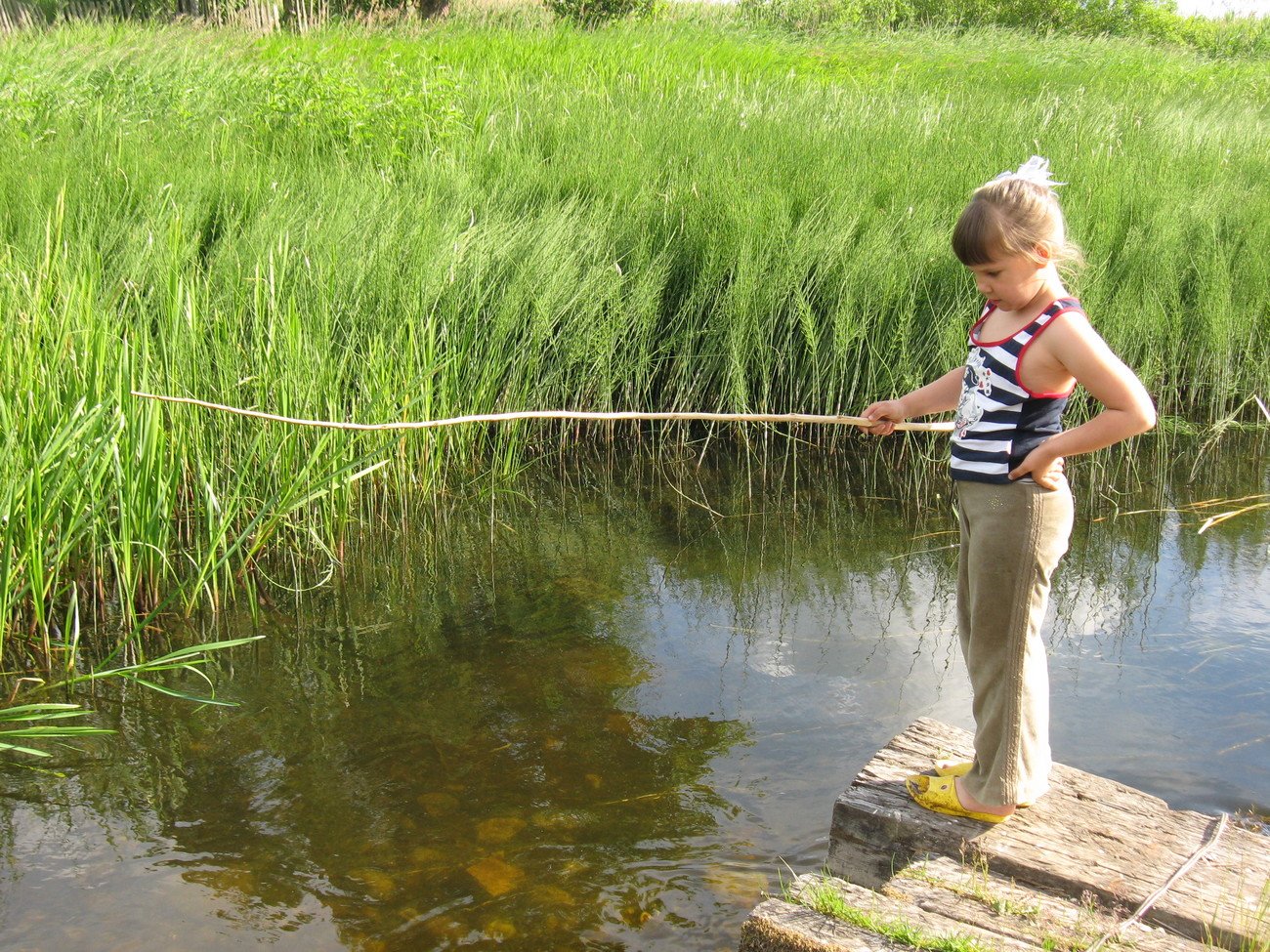14 лет купаемся. Рыбалка летом. В деревне на речке девочка. Девочка у реки. Дети на речке в деревне.