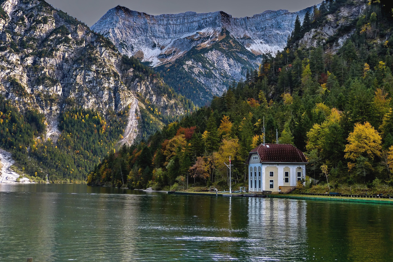 На озерах австрии. Озеро планзее в Австрии. Озеро Plansee Австрия. Озеро Швейцария Тироль. Австрия Тироль озеро Ахнзее.