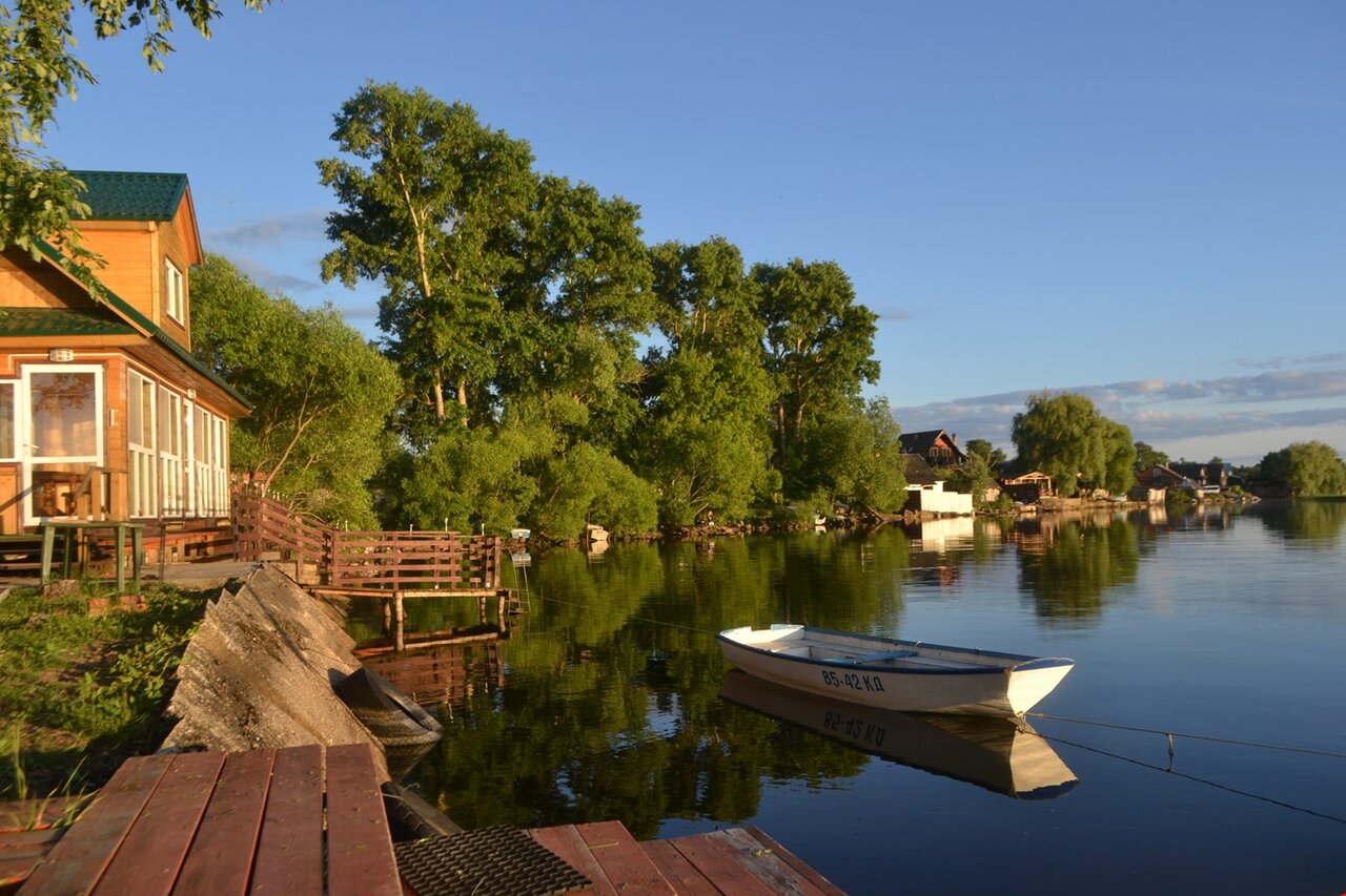 деревня на берегу озера