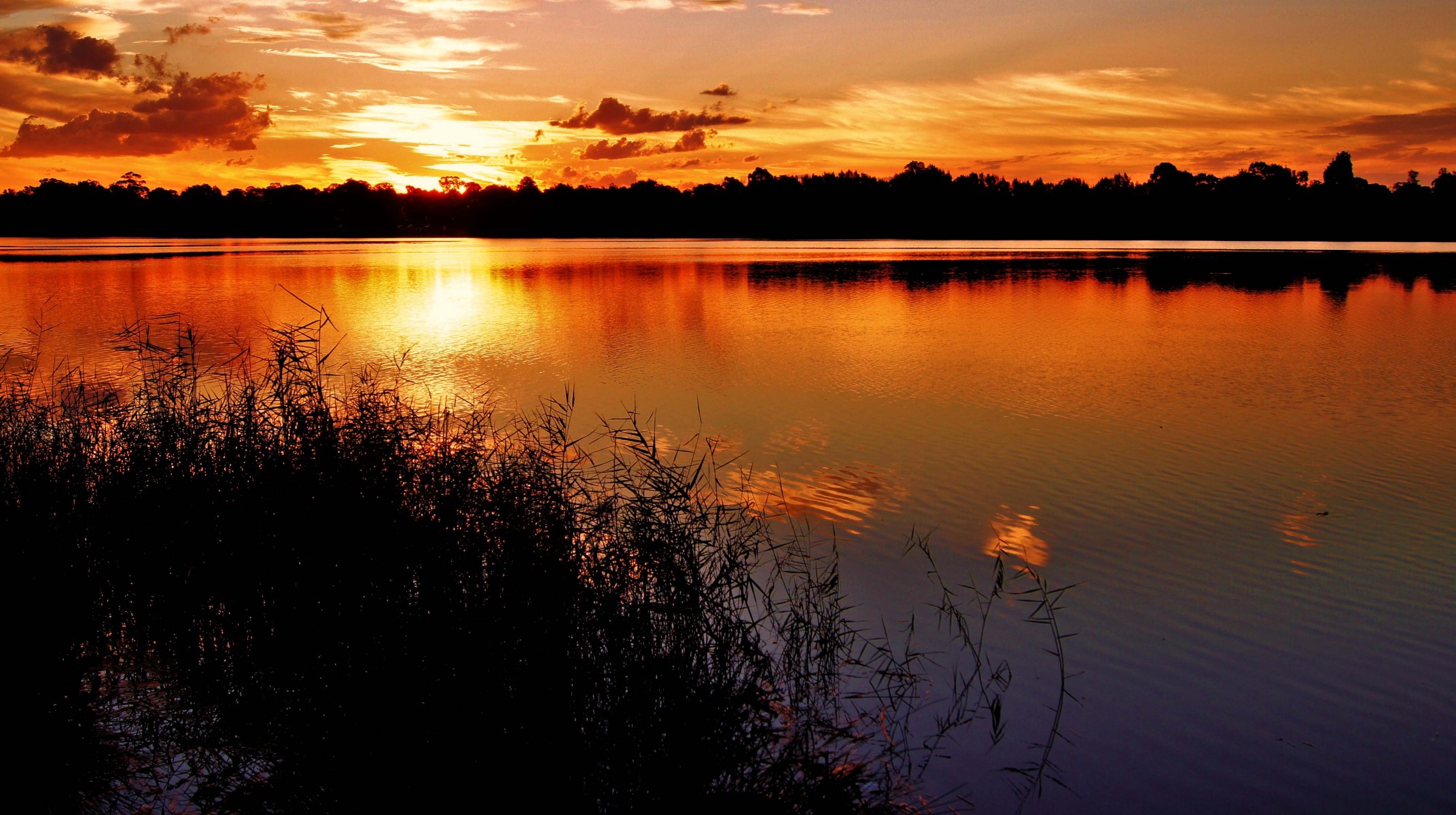 Закат солнца над озером