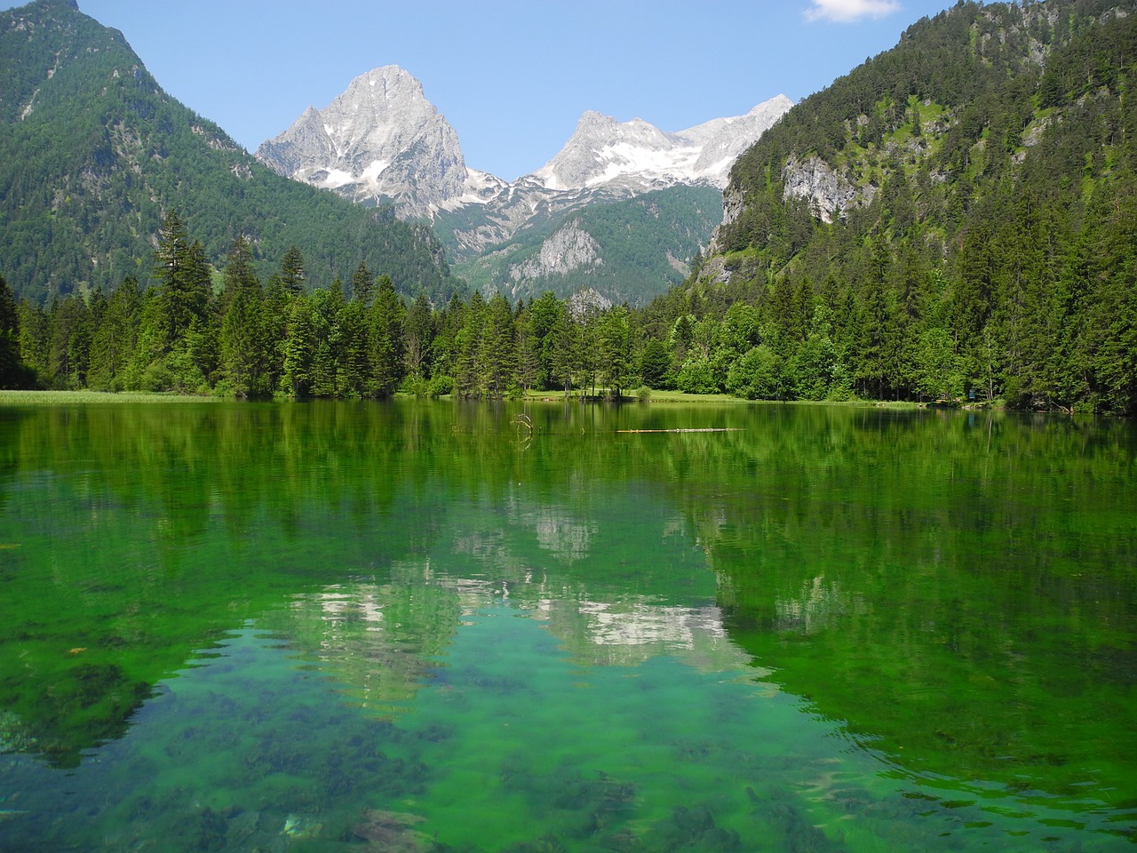 Зеленое озеро Лечхуми
