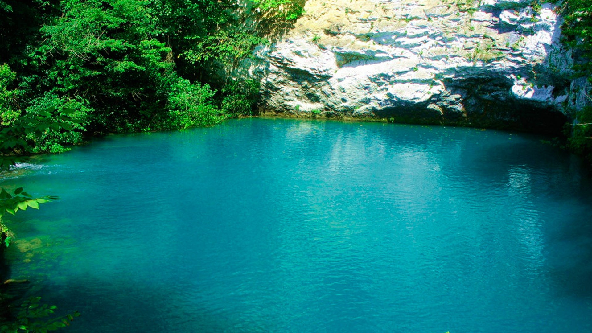 Голубое озеро падеж. Голубое озеро Рица Абхазия. Голубое озеро Гагра. Голубые озёра Кабардино-Балкария. Голубые озера Нальчик.