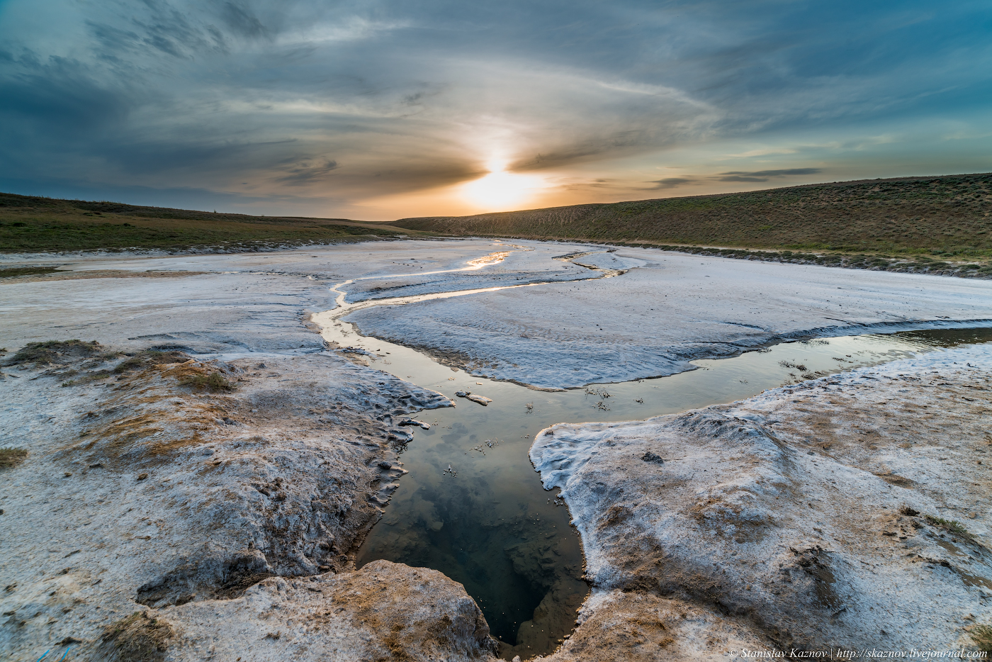 Озера имеющие соленую воду. Озеро Баскунчак соль. Солёное озеро в Астраханской области Баскунчак. Озеро Баскунчак Ахтубинский район, Астраханская область. Астрахань соляные озера.