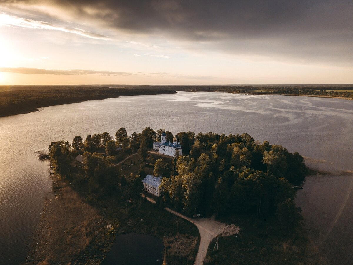 Череменецкое озеро монастырь