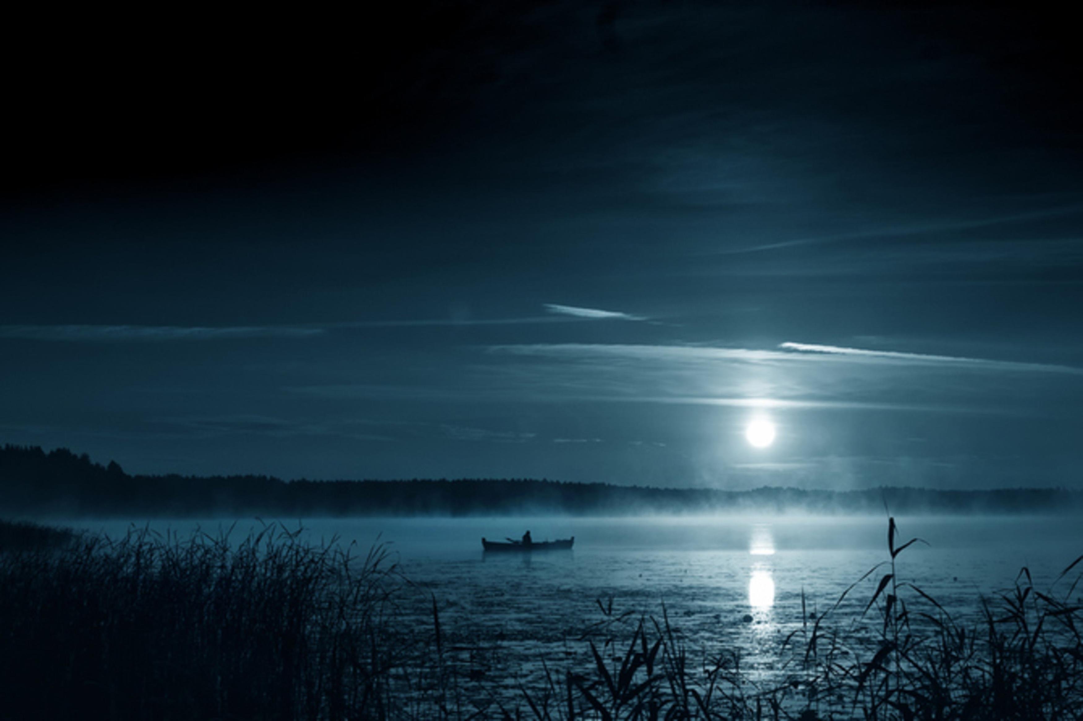 Редеет мгла ненастной ночи. Озеро ночью. Река ночью. Ночь озеро Луна. Берег озера ночью.