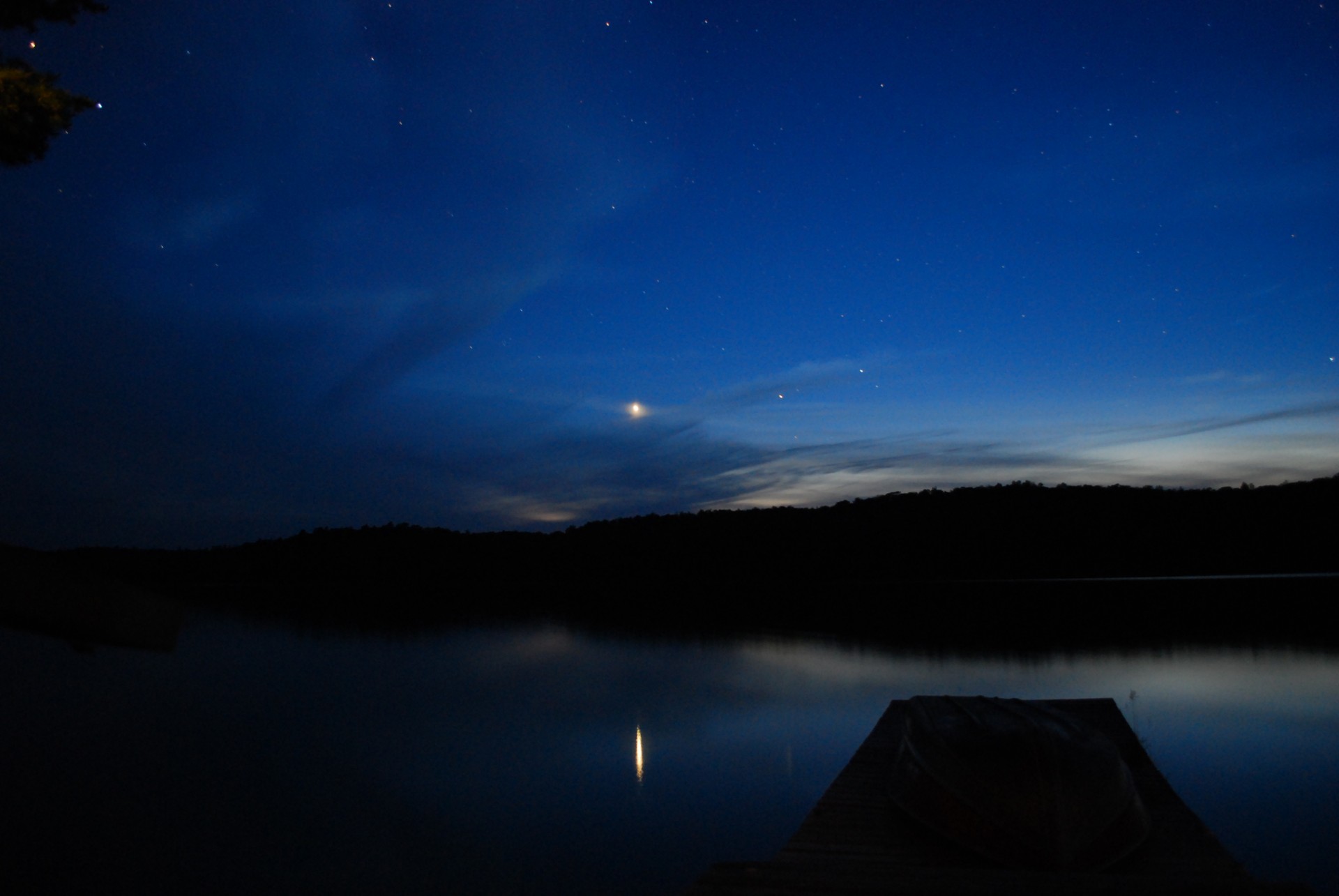 Night lake. Ночное озеро. Озеро ночью. Звездное небо над озером. Ночь озеро звезды.