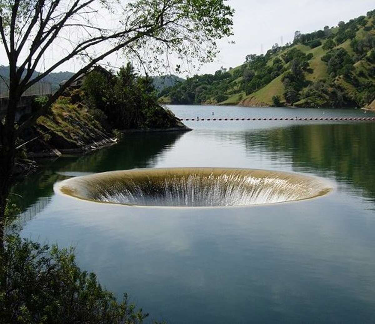Самые большие водоемы на планете это. Озеро Берриесса Калифорния. Монтичелло озеро Берриесса Калифорния. Озеро Берриесса Калифорния дыра. Плотина Монтичелло дыра славы.
