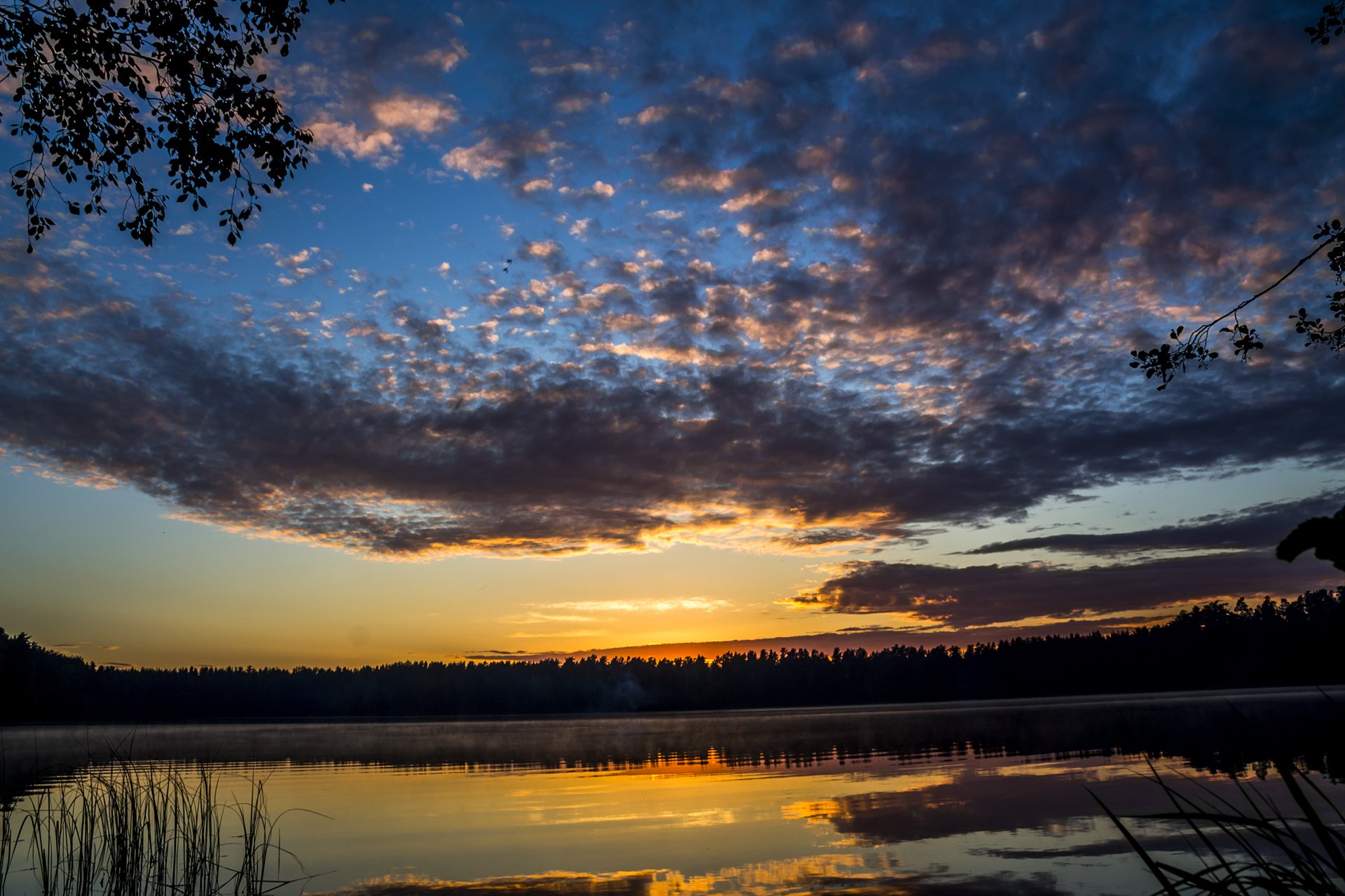 Закат на зеркальном озере