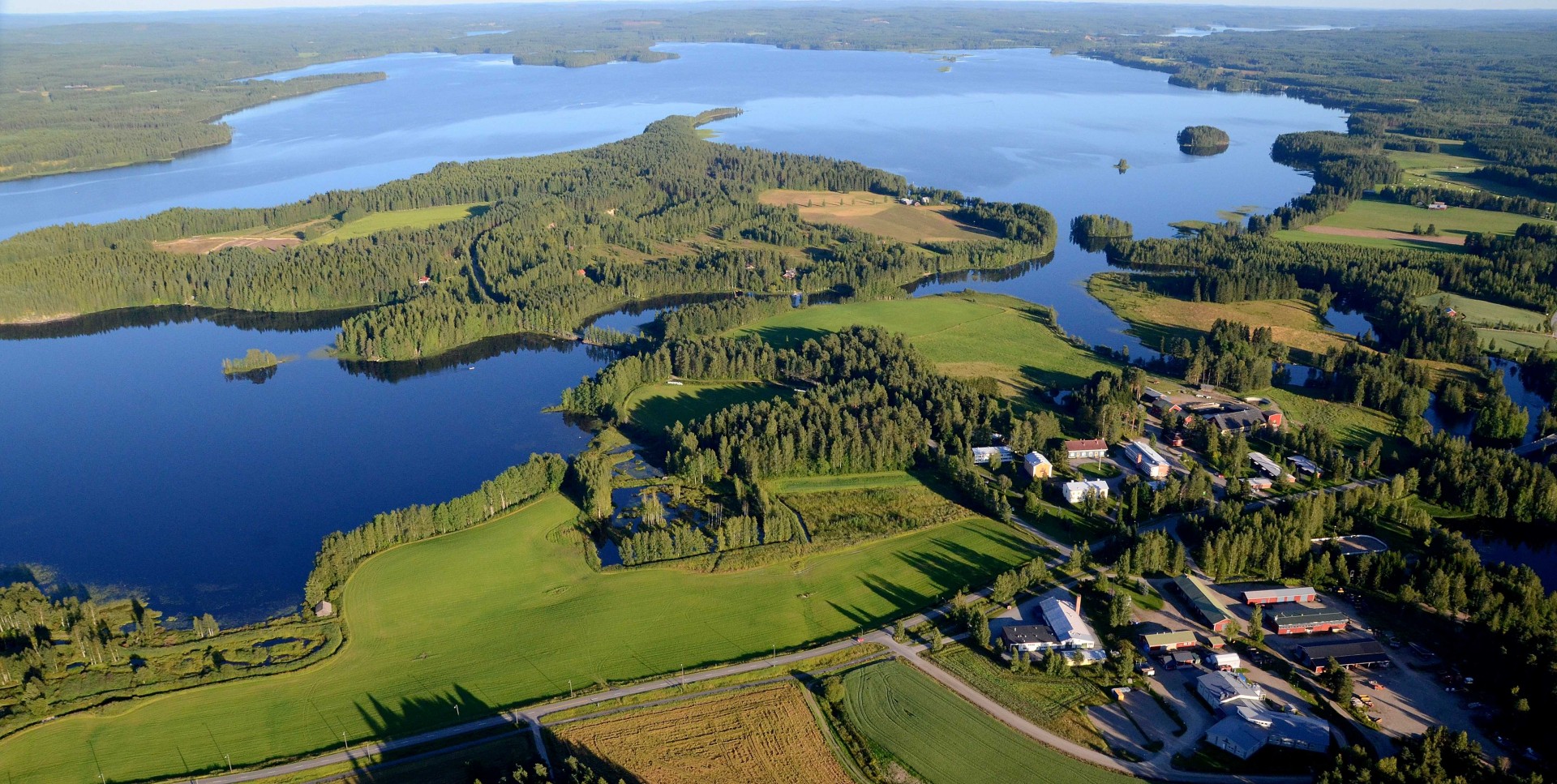 Республика тысячи озер. Озеро Сайма Финляндия. Финляндия Страна 1000 озер. Озерное плато Финляндии. Озерный ландшафт Финляндии.