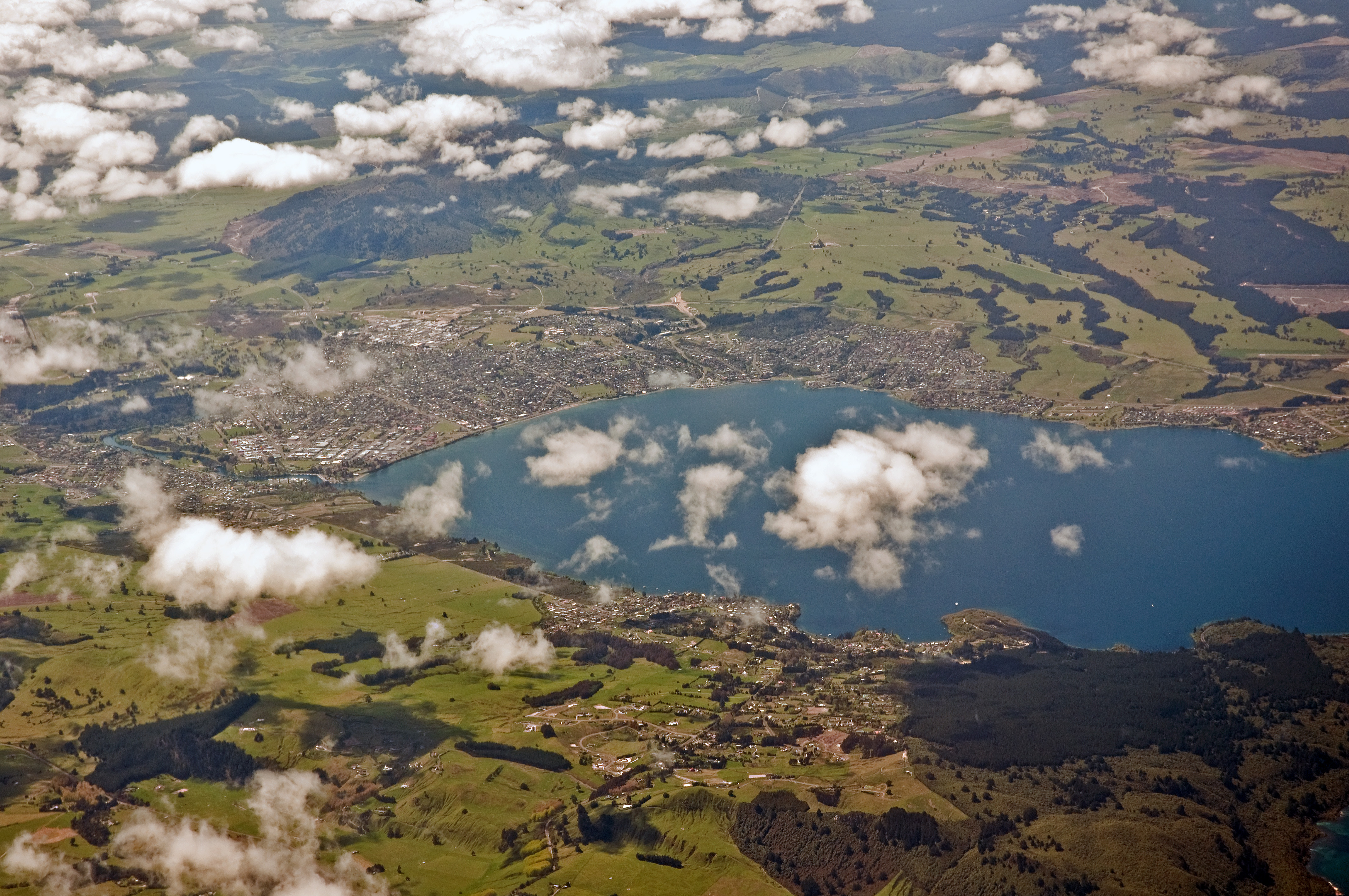 Озеро Таупо новая Зеландия вид сверху